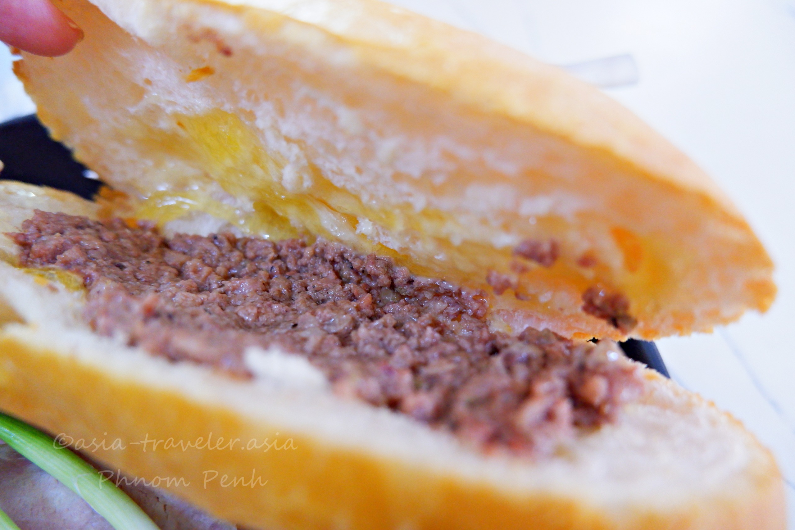 プノンペンのヌンパン、パテと謎ソースたっぷりのバゲット断面