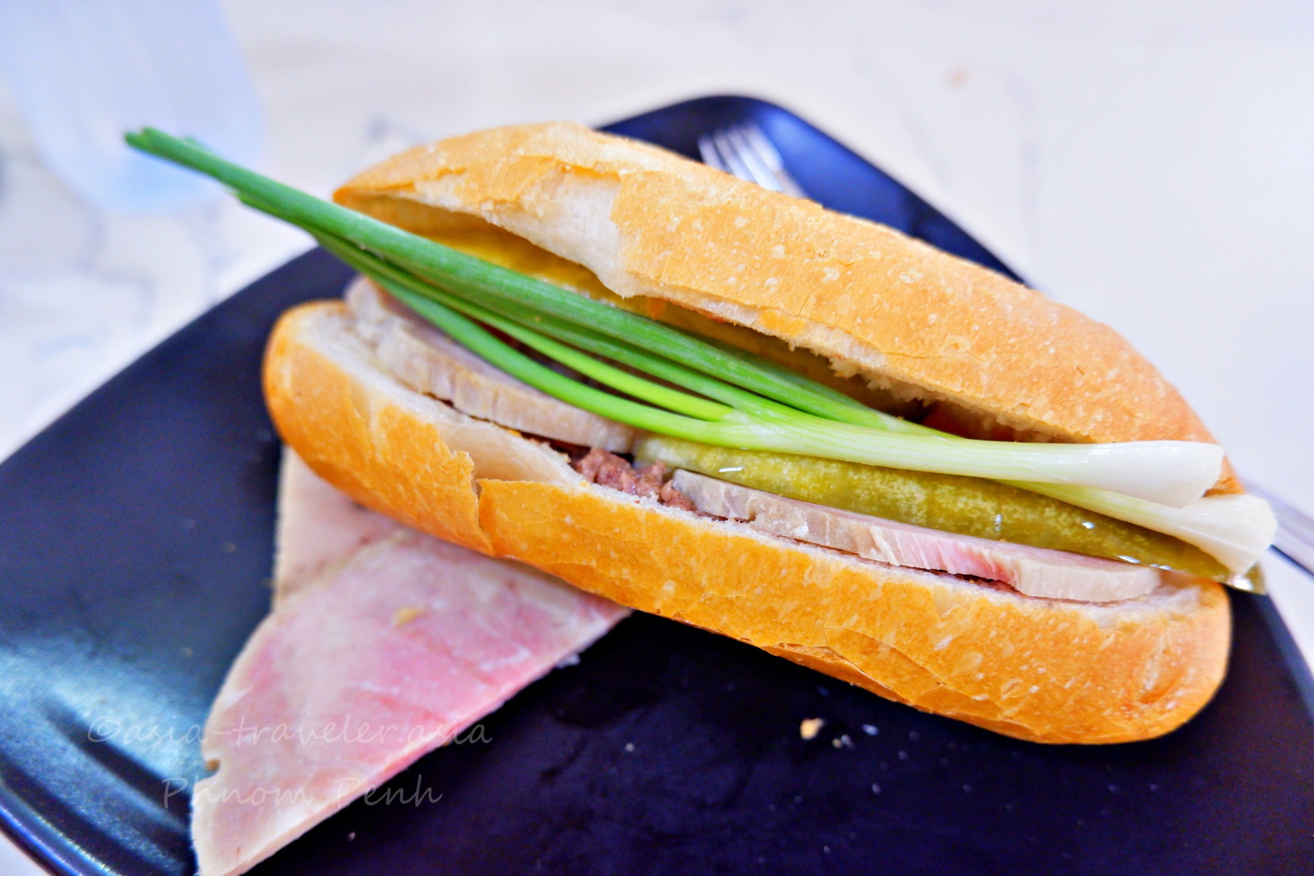 プノンペンのヌンパンにハム・ピクルス・ネギを挟んだバゲットサンド