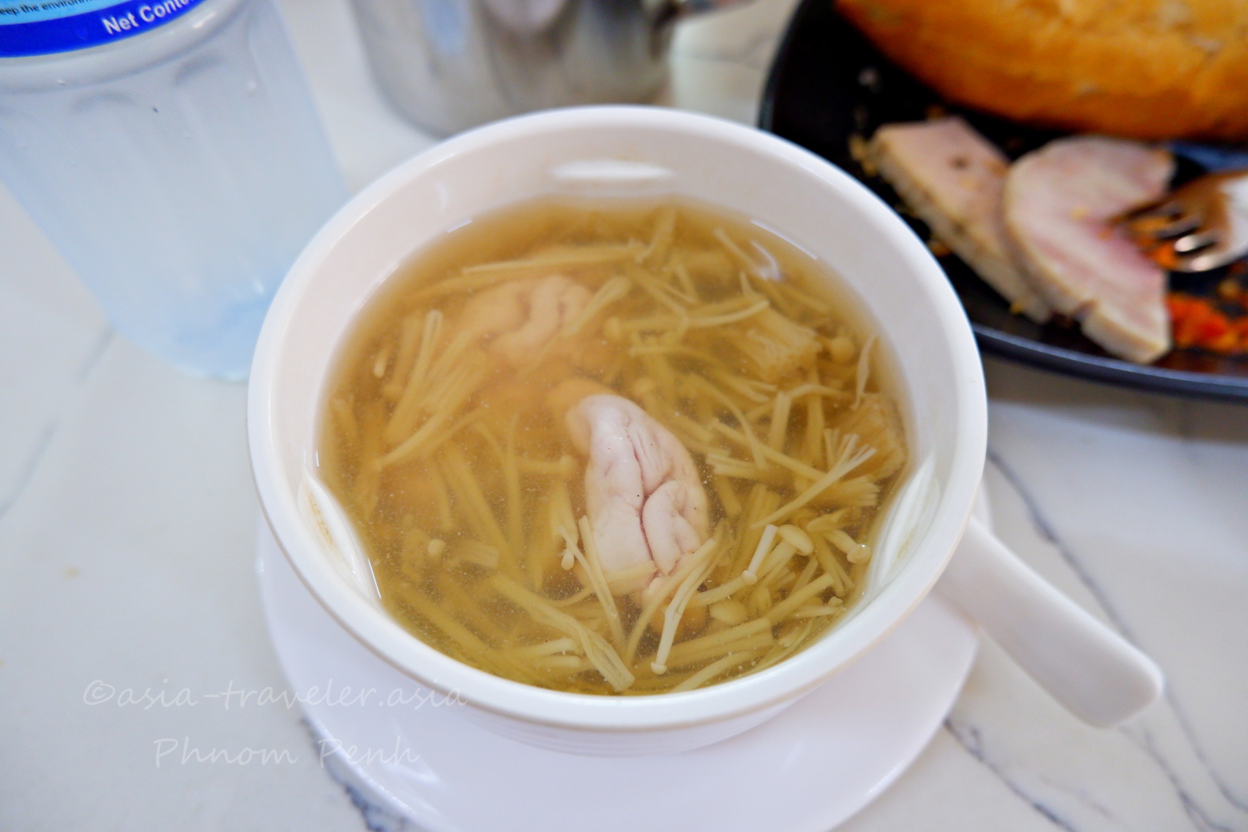 プノンペンのヌンパン店で提供される豚の脳ミソとえのき入りスープ