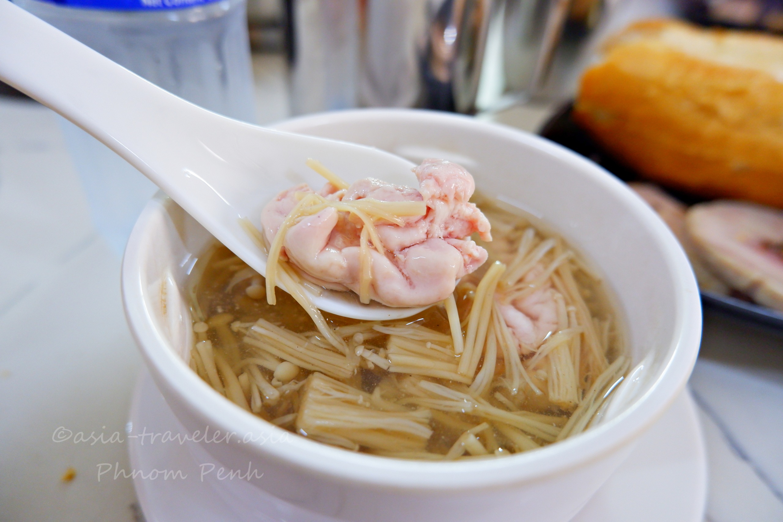 プノンペンのヌンパン店で供される豚の脳ミソ入りスープ