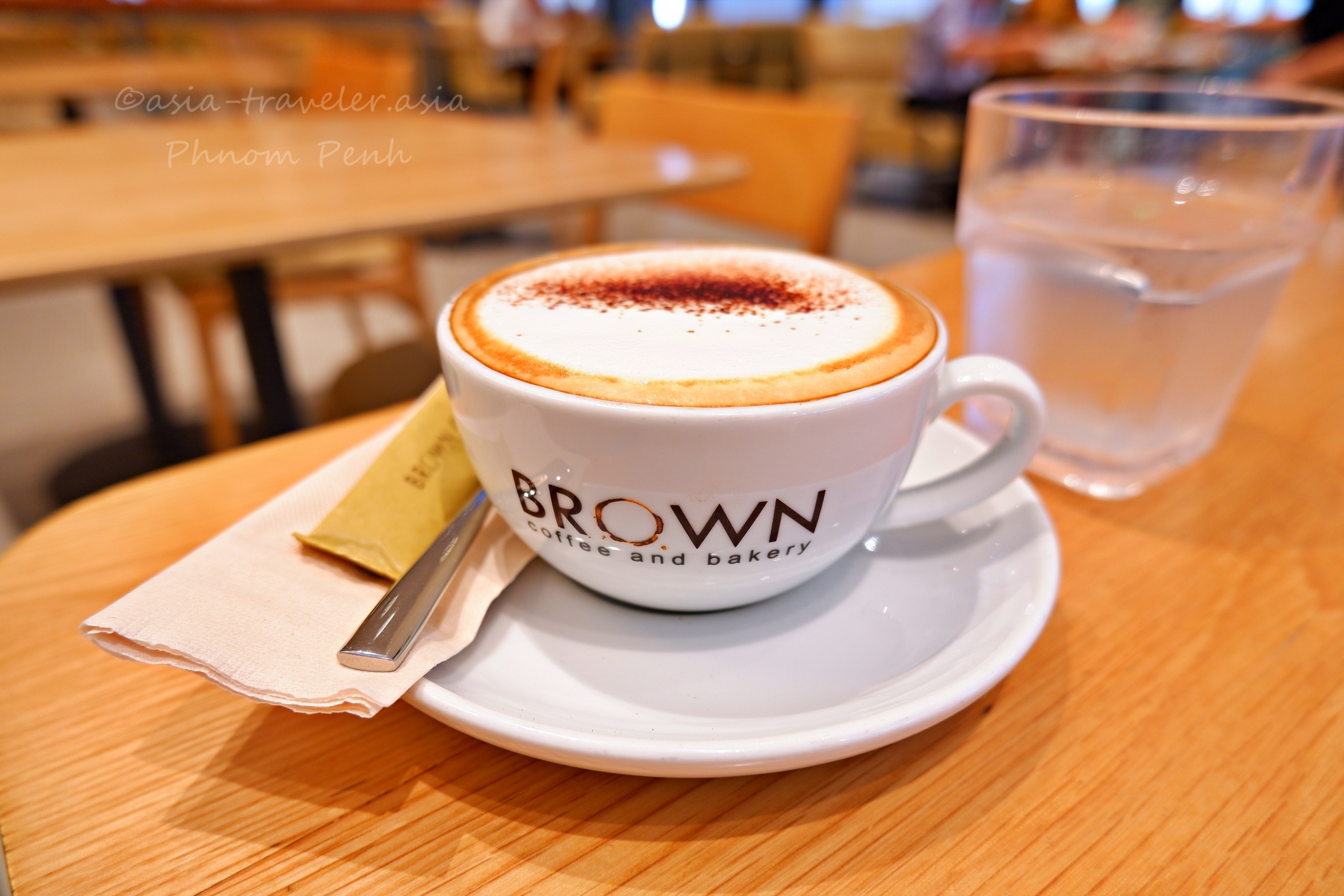 プノンペンのBrown Coffee and Bakeryで提供されるカプチーノ