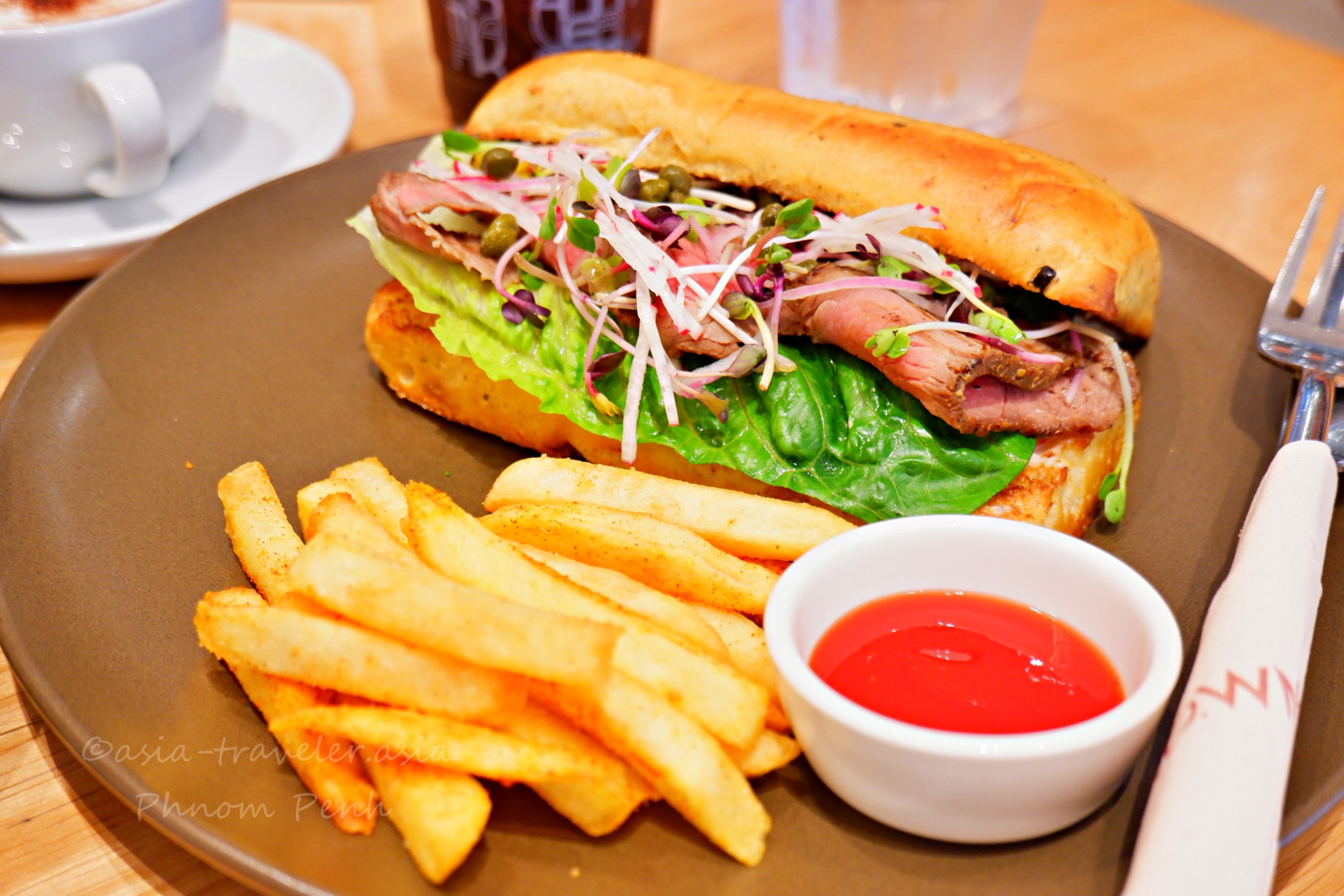 プノンペンのブラウンコーヒーで提供されるローストビーフサンドとフライドポテト