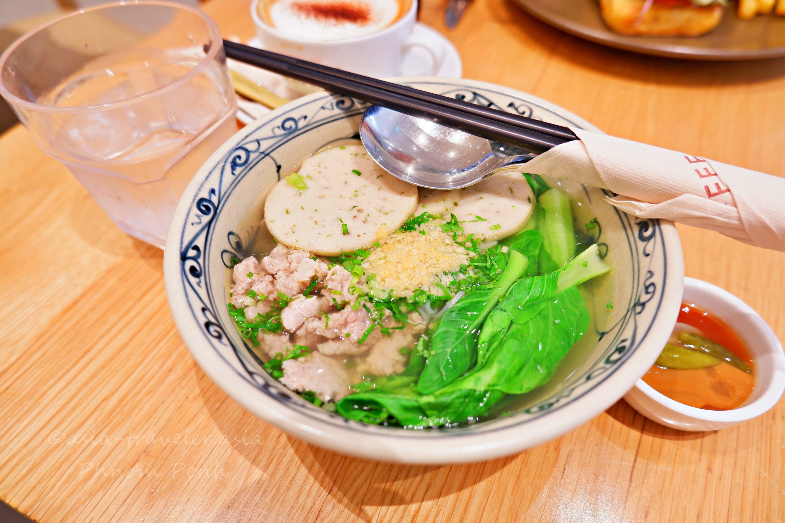 ブラウンコーヒーのクメールヌードル、青菜と挽き肉のスープ麺