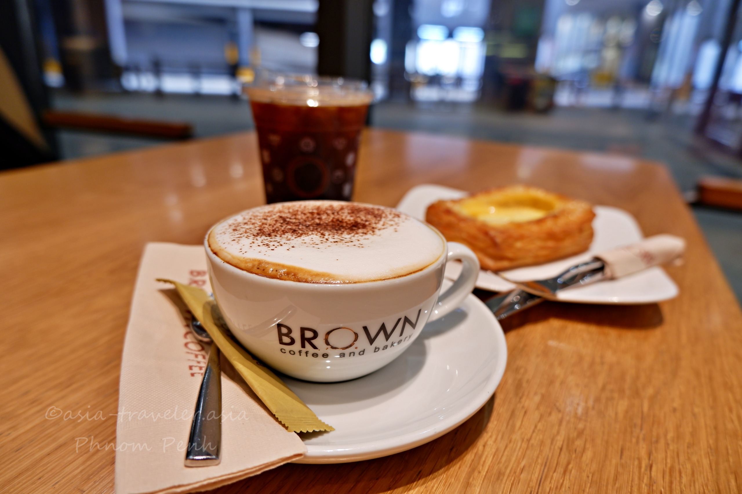 プノンペンのブラウンコーヒーで提供されるカプチーノとエッグタルト