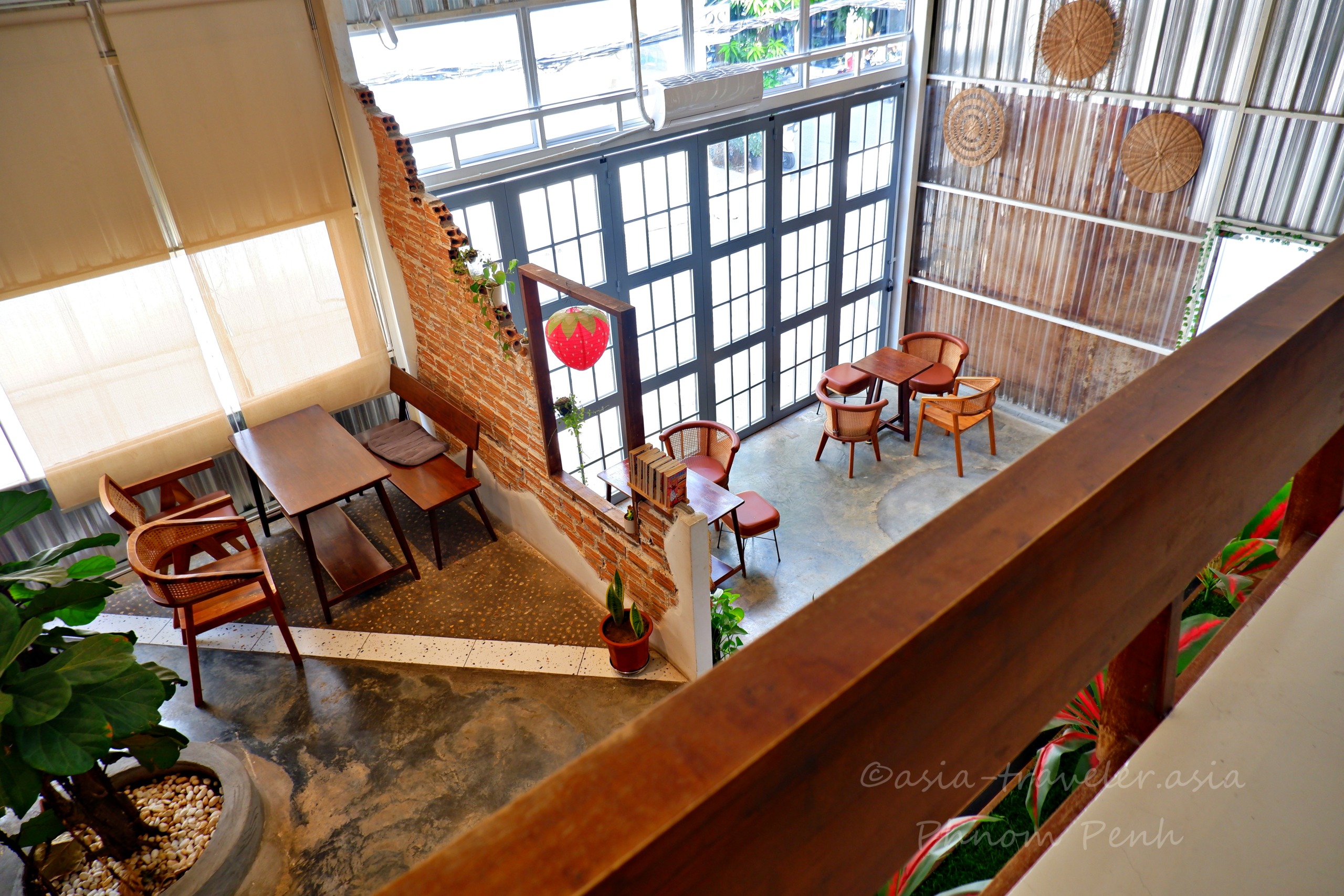 プノンペン・秋葉原カフェの吹き抜け2階から見た広々した店内とレンガ壁
