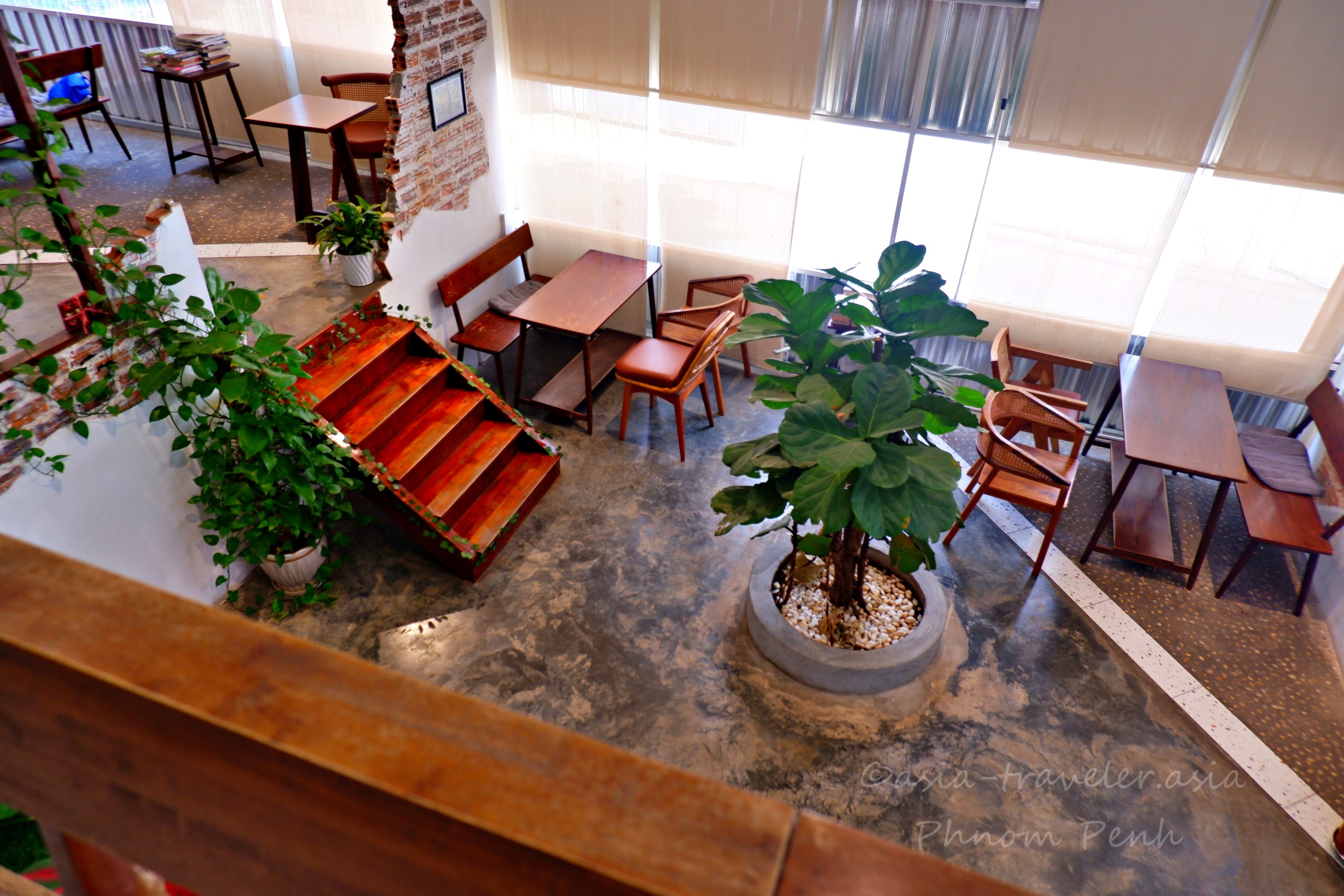 プノンペン秋葉原カフェの吹き抜け店内と観葉植物