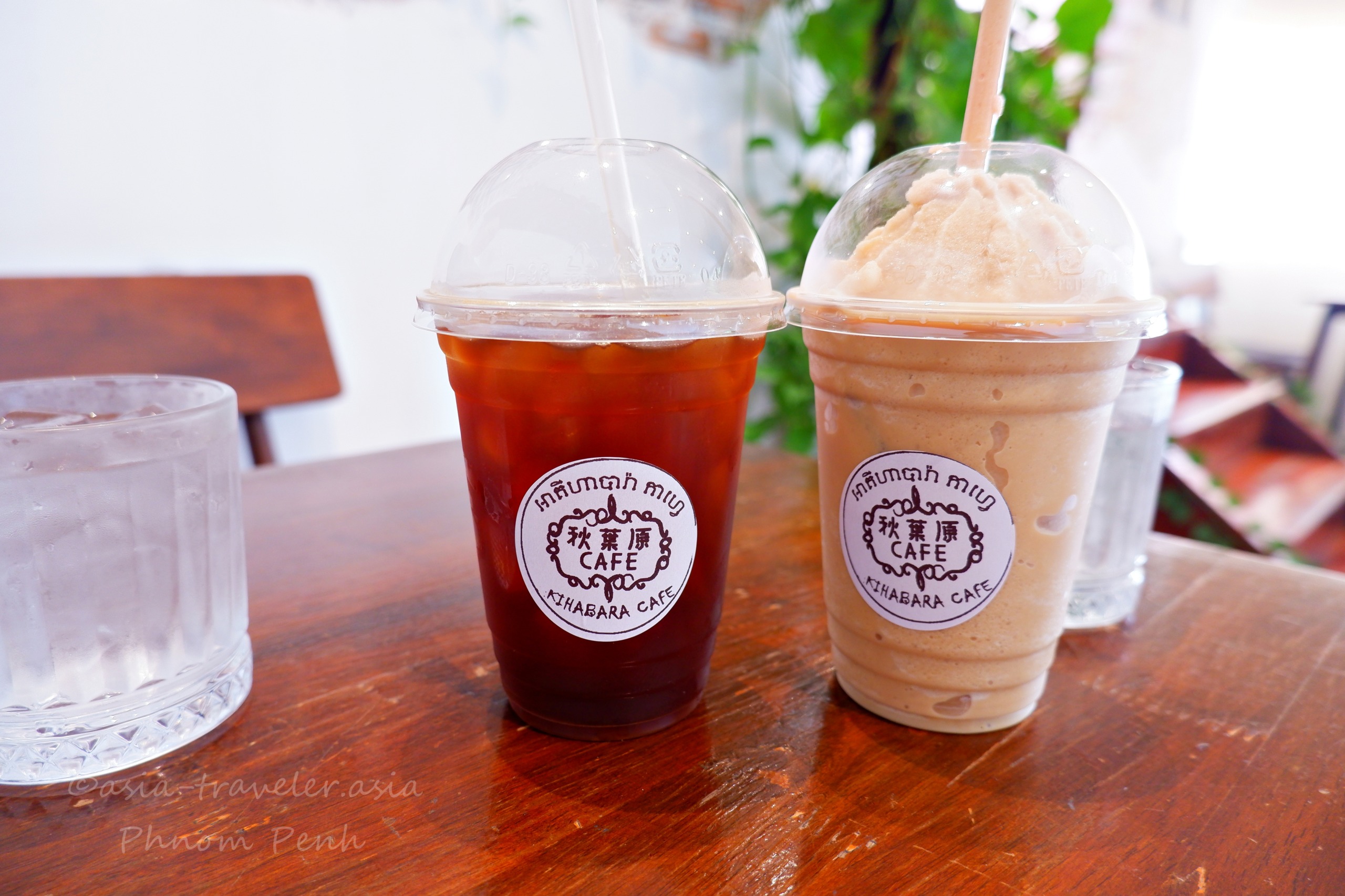 プノンペン秋葉原カフェのアイスコーヒーとフラッペ