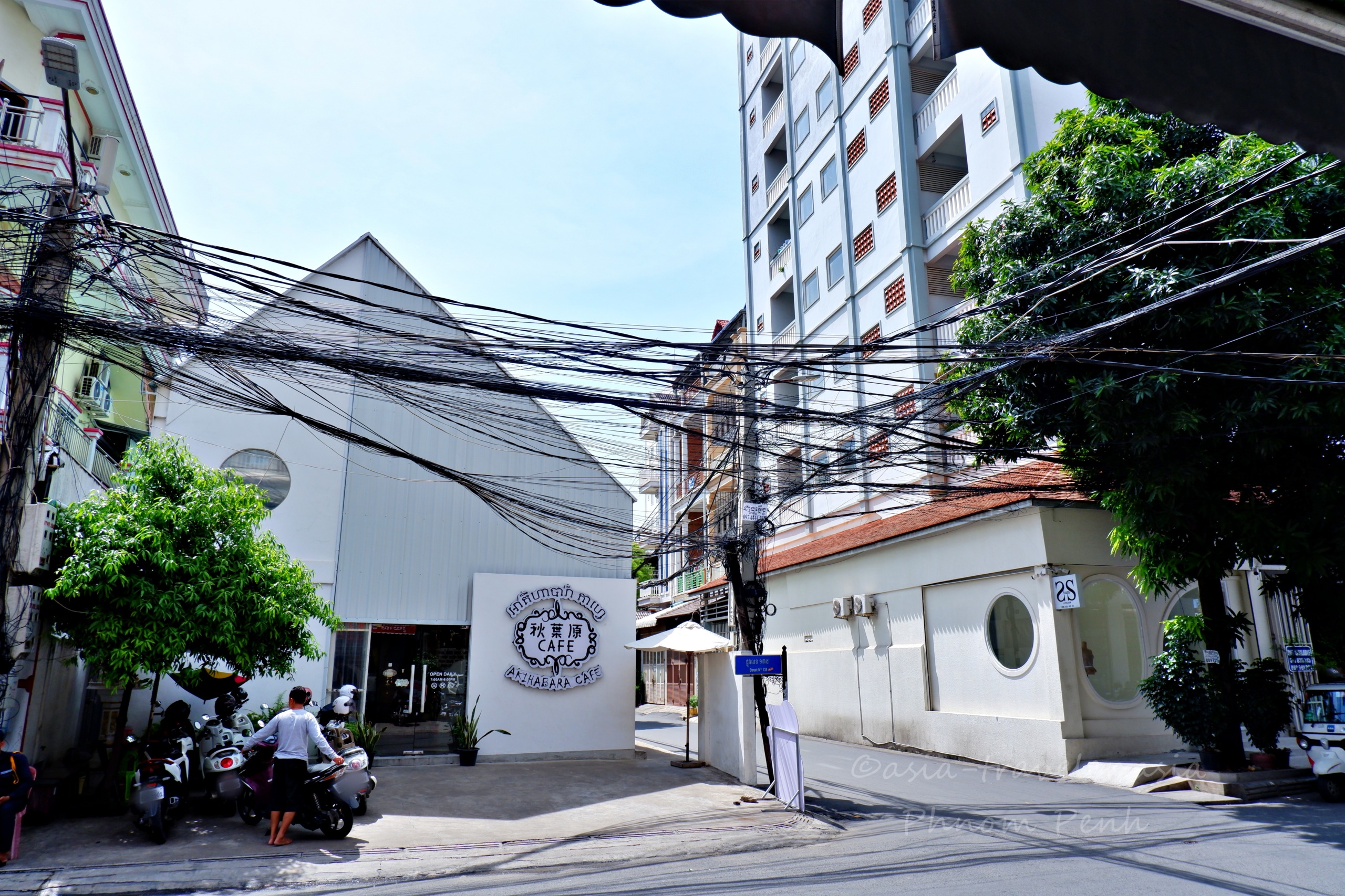 プノンペンのAkihabara Cafeと複雑に絡まる電線の路地