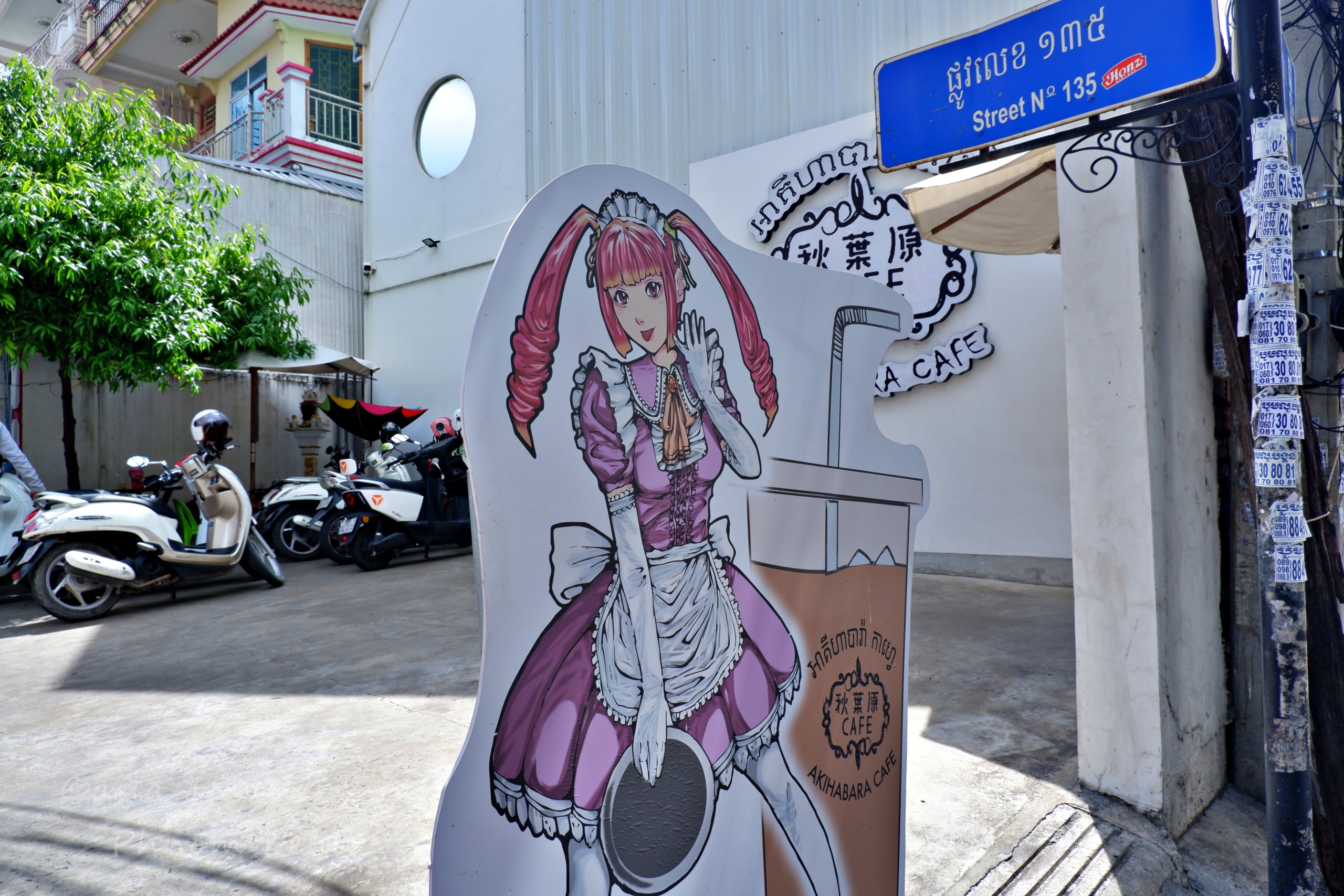 プノンペンの秋葉原カフェ前に立つメイド服姿の看板