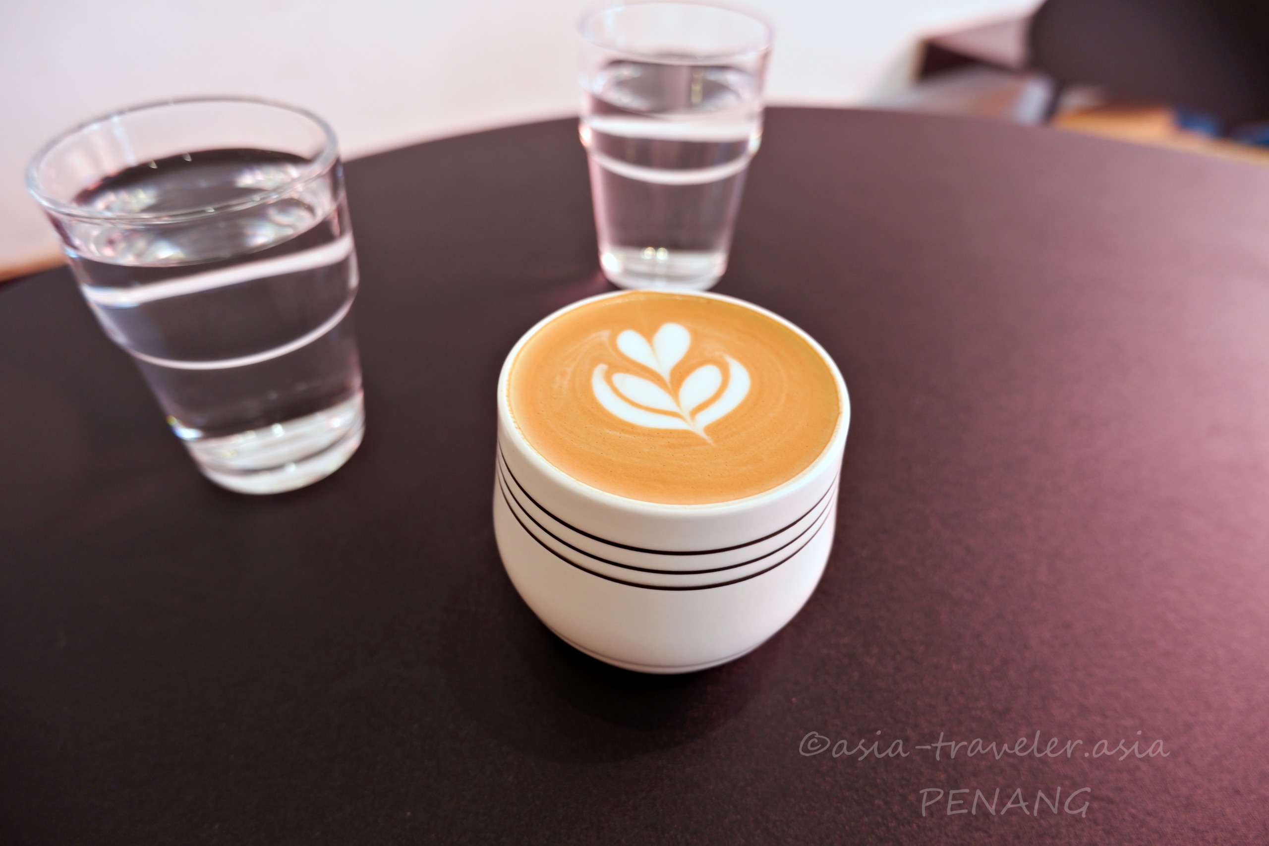 ペナンのA SOAR COFFEEで提供されるラテアート入りカフェラテ