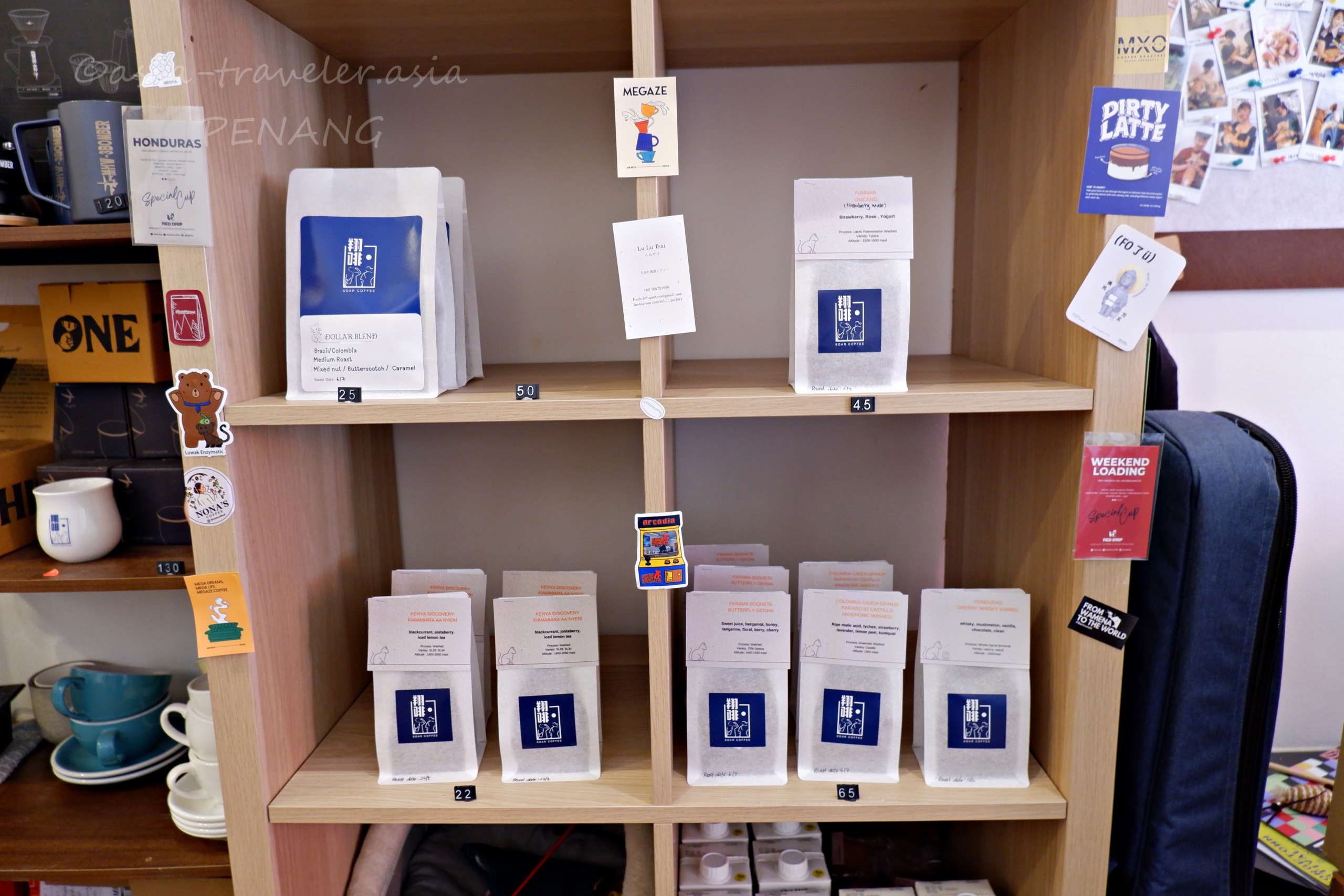 ペナン島カフェの自家焙煎コーヒー豆販売棚