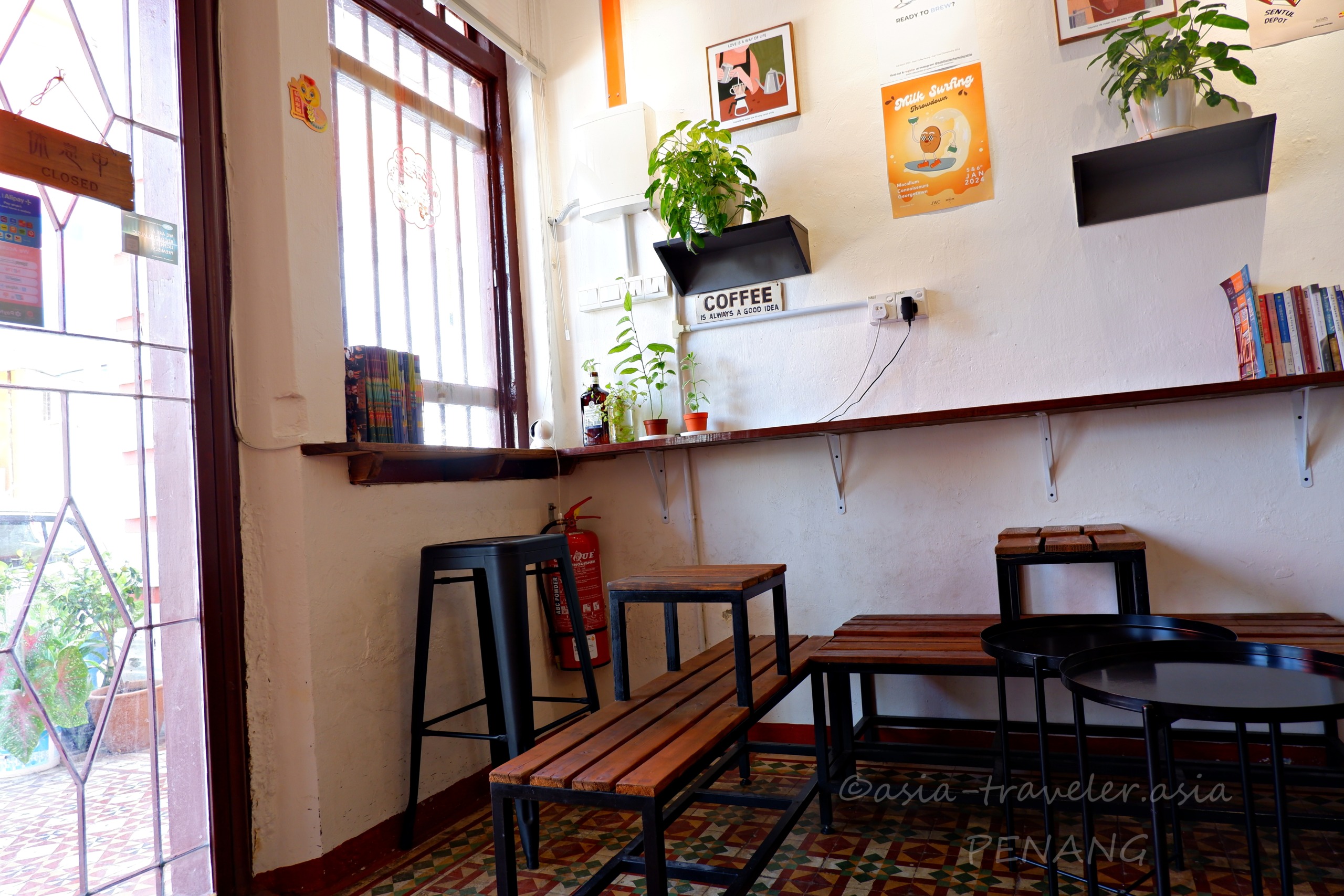ペナン・ジョージタウンのカフェ店内レトロな内装とウッドベンチ