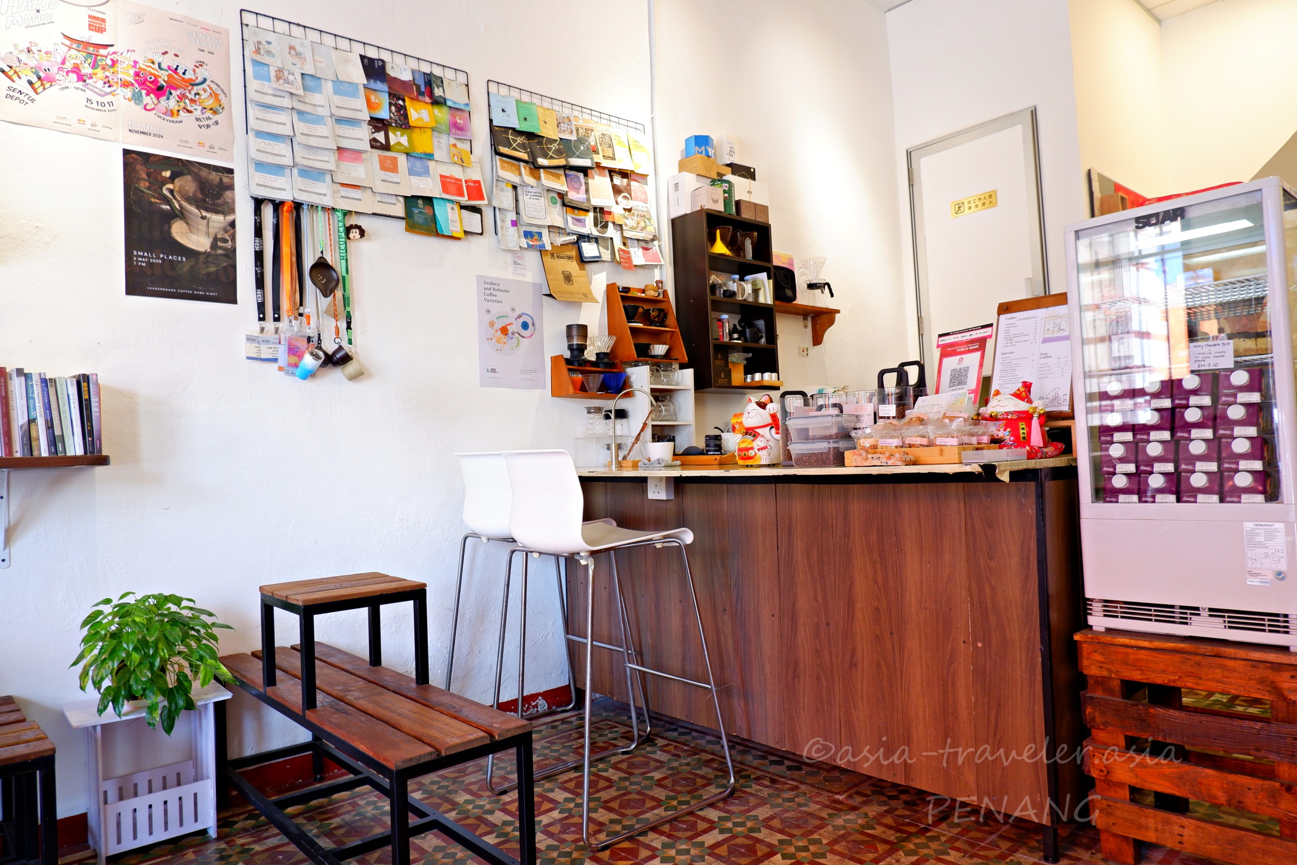 ペナン・ジョージタウンのカフェレトロな店内カウンター