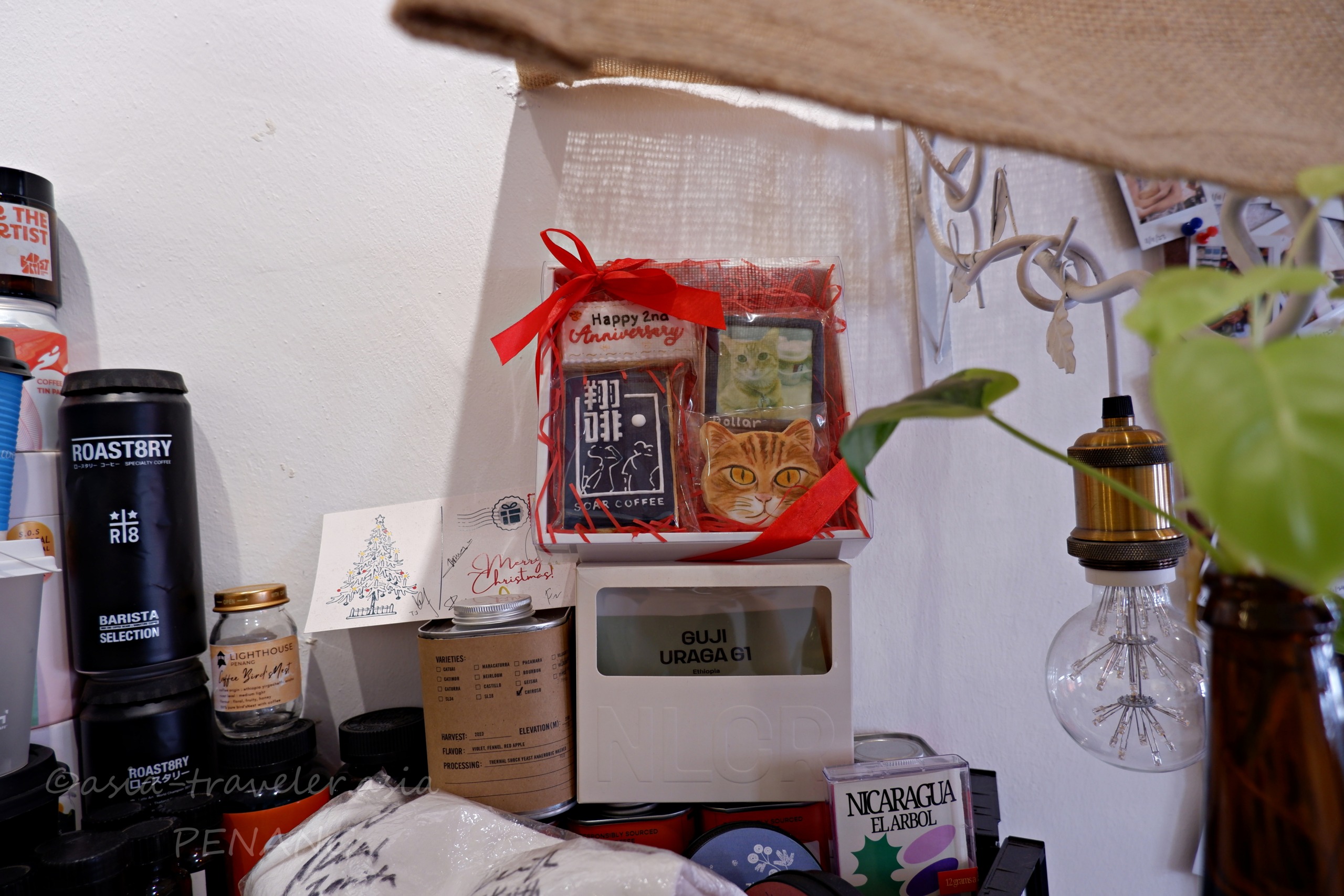 ペナン・ジョージタウンのカフェに飾られた猫モチーフのギフトボックスとコーヒー豆