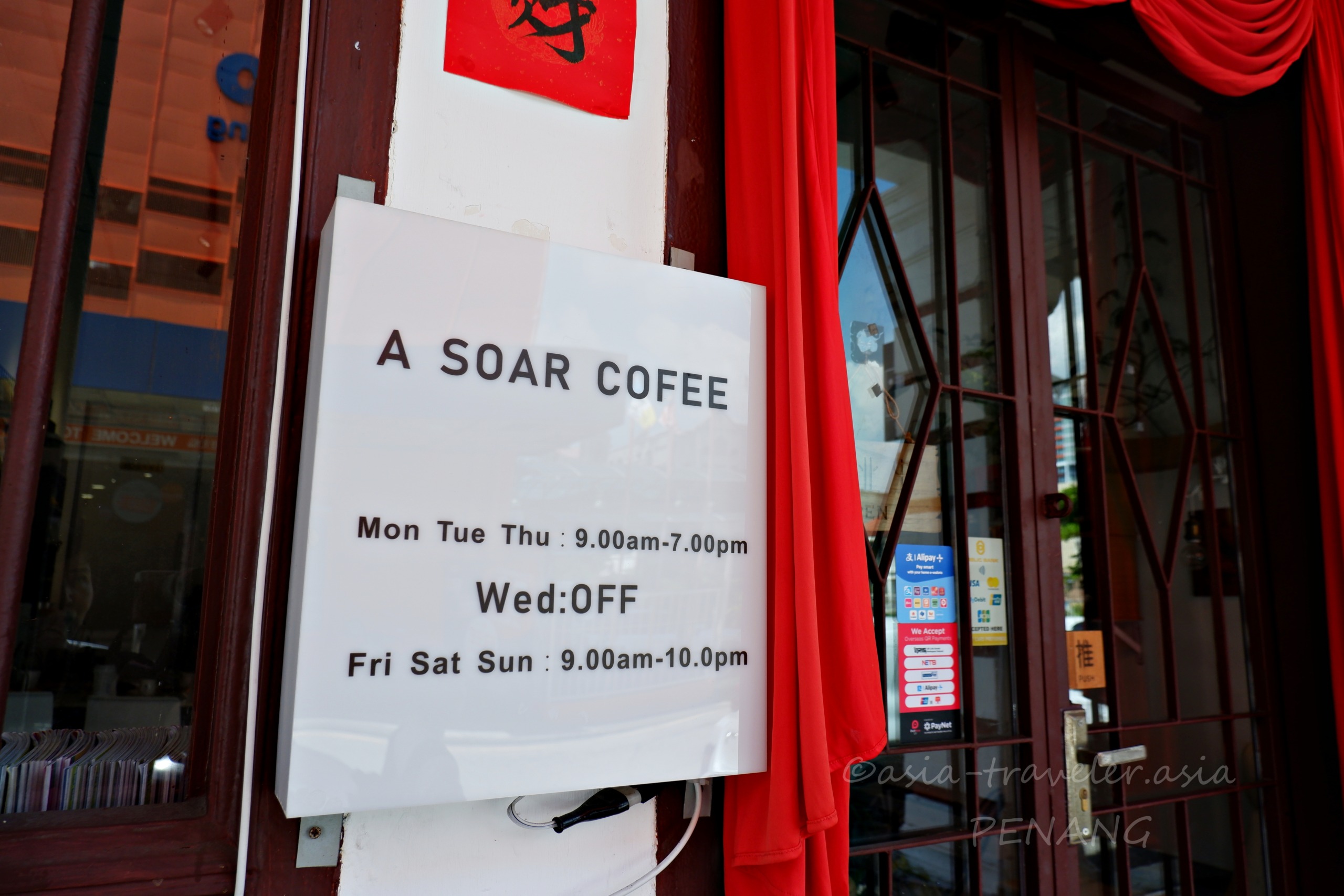 A SOAR COFEEの営業時間案内看板とジョージタウンの店先