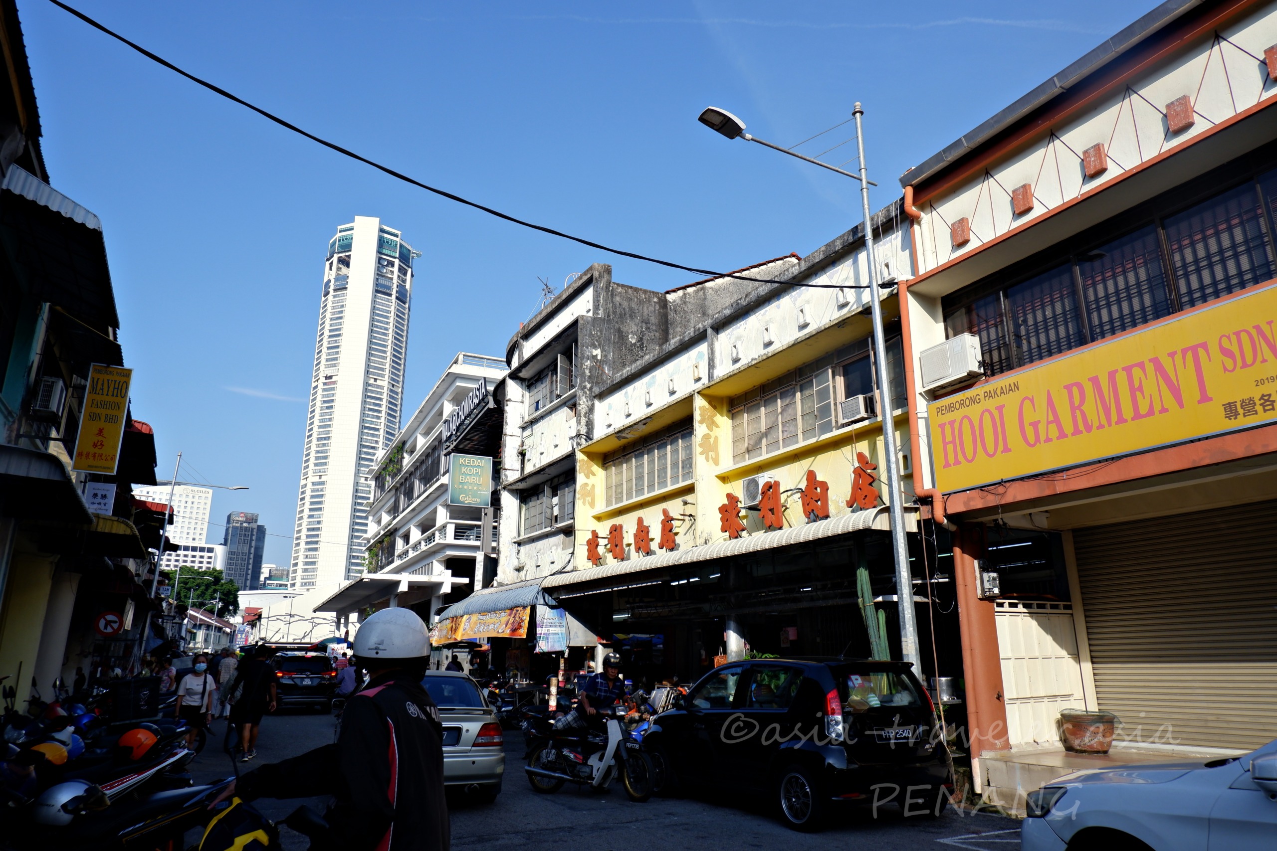 ペナン・ジョージタウンの街並みと高層ビルが共存する路地