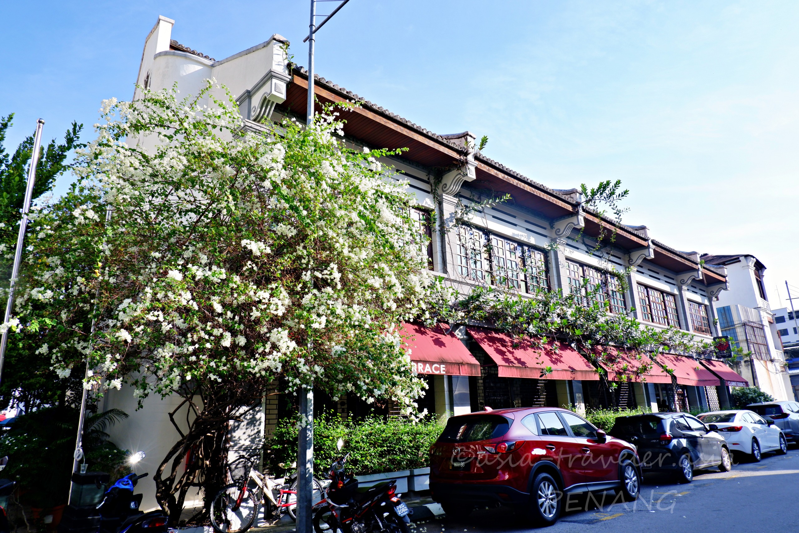 ペナン・ジョージタウンの赤いひさし飾る世界遺産の街並み