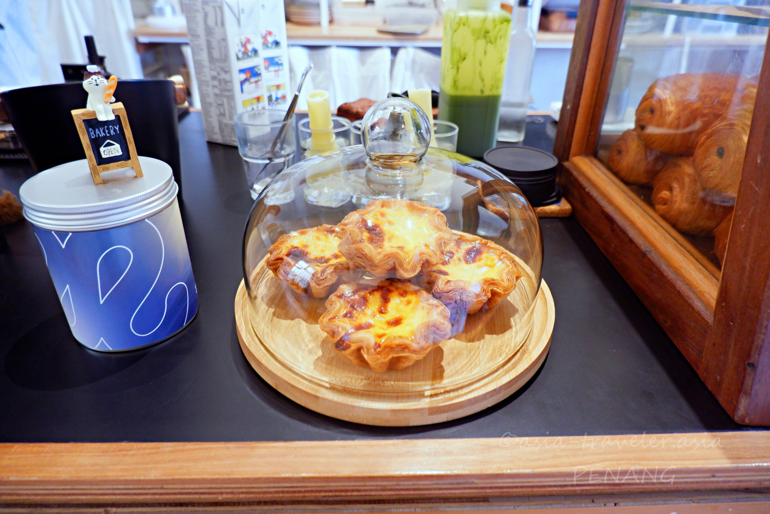 ガラスドームに入ったエッグタルトとクロワッサン、ペナンのae coffeeカウンター