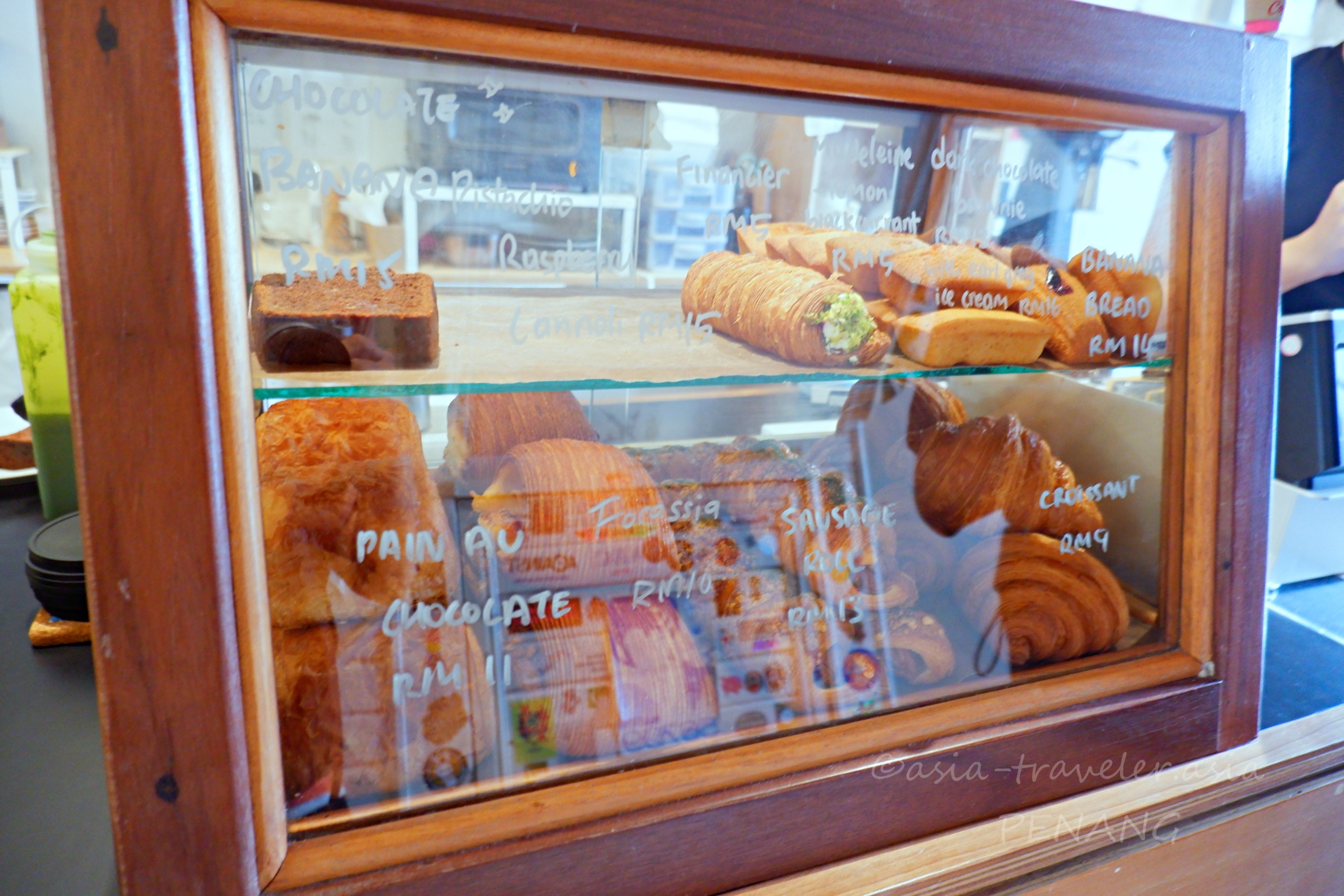 ペナンのカフェで並ぶクロワッサンやパン・オ・ショコラのショーケース