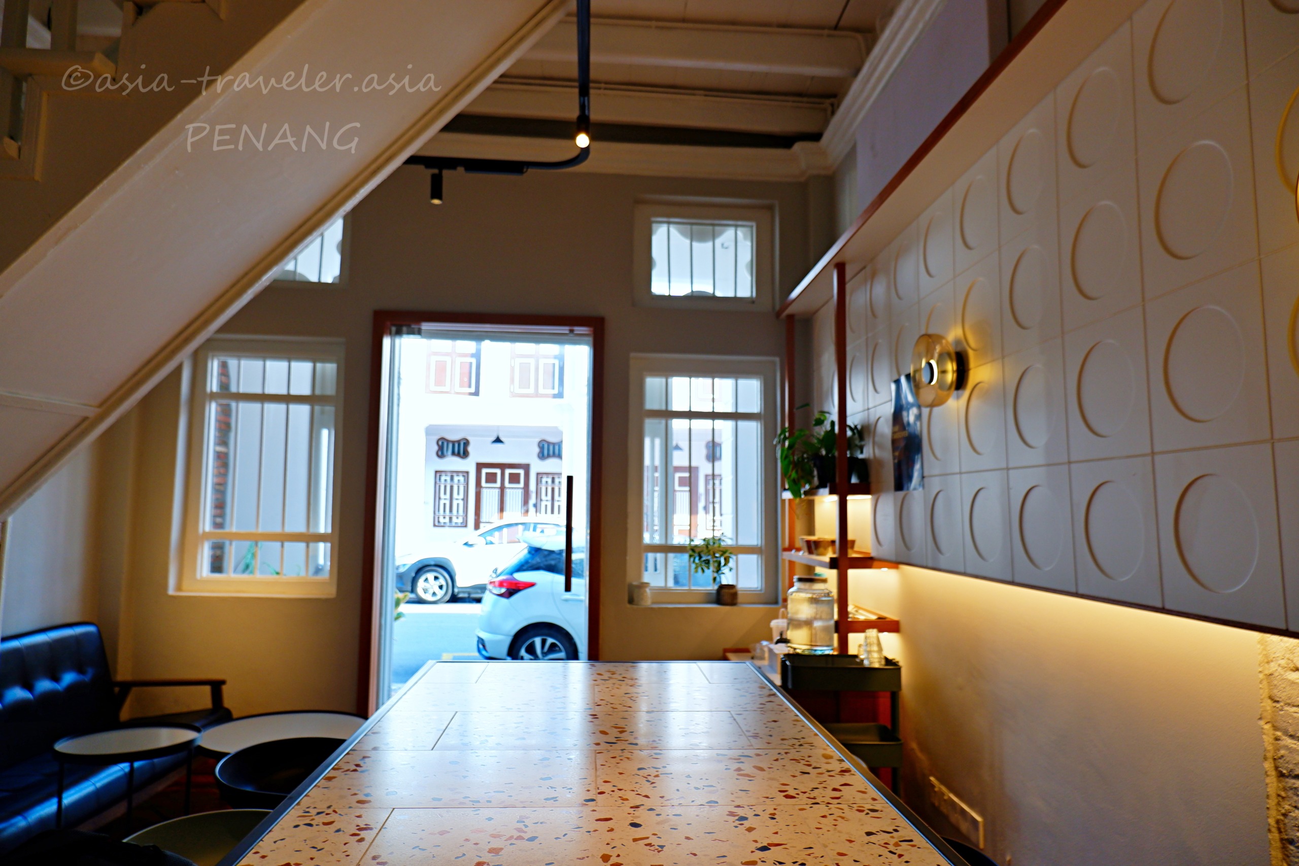 ペナン・ジョージタウンのカフェ店内テラッゾカウンターと白いタイル壁