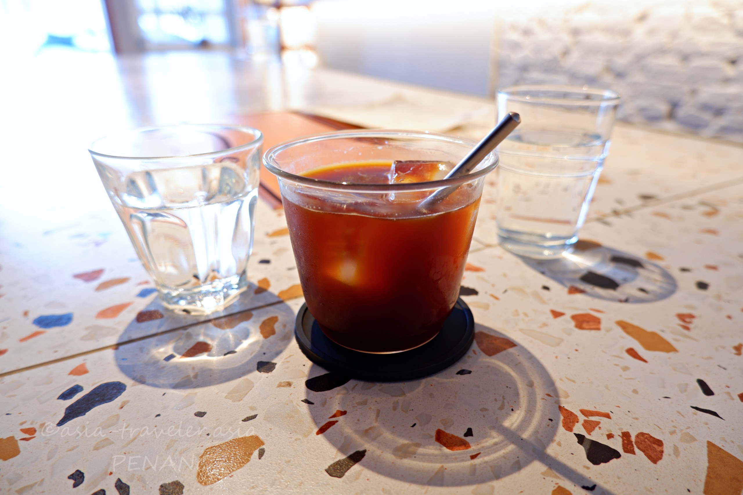 ペナンのae coffeeで提供されるアイスブラックコーヒー