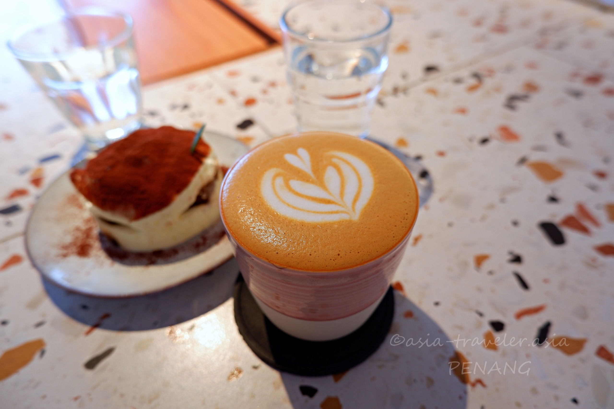 ペナンカフェのフラットホワイトとティラミス