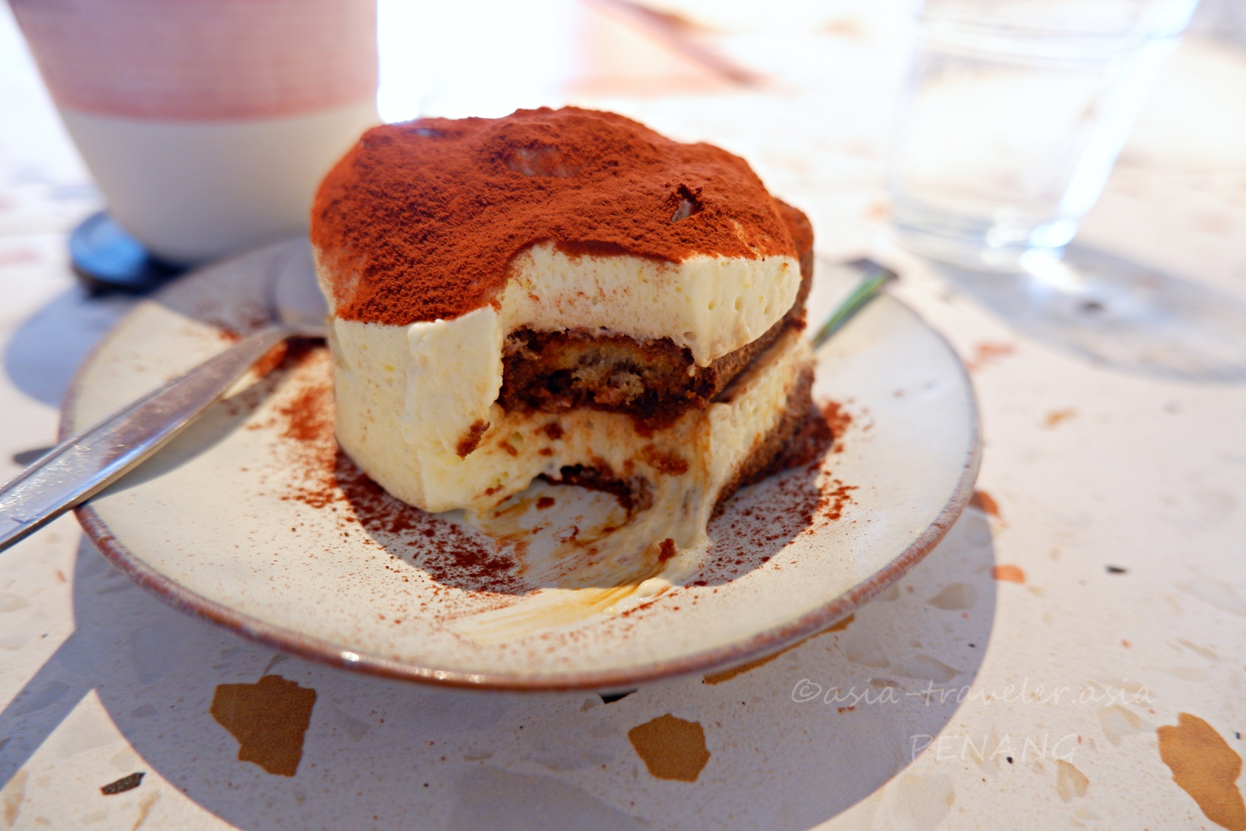 ペナン・ジョージタウンのカフェで提供されるコーヒーリキュール香るティラミス