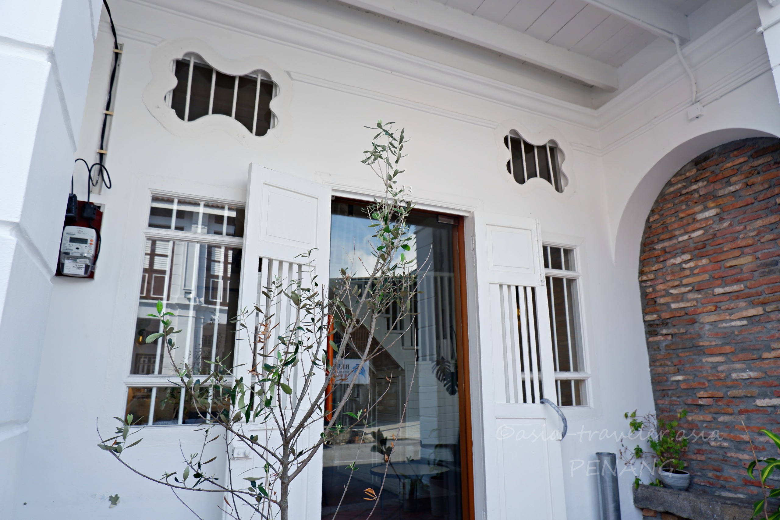 ペナン・ジョージタウンのカフェ白壁外観と植栽