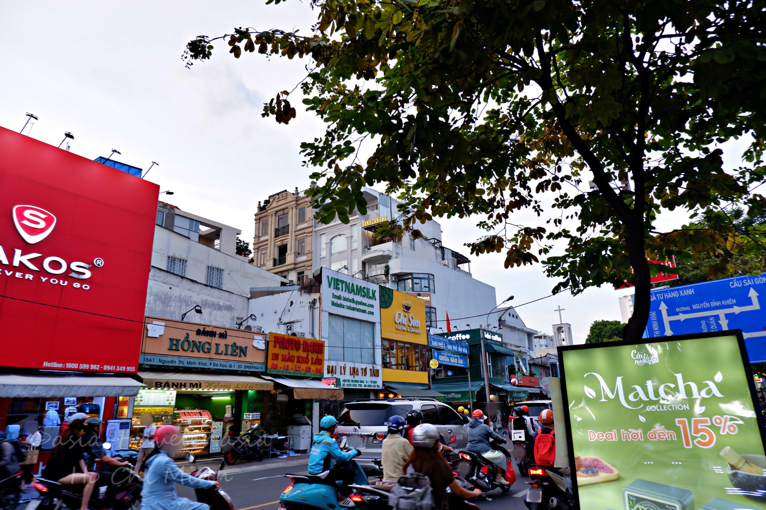 ホーチミン・グエンティミンカイ通りの賑やかな街並みとバインミー屋台