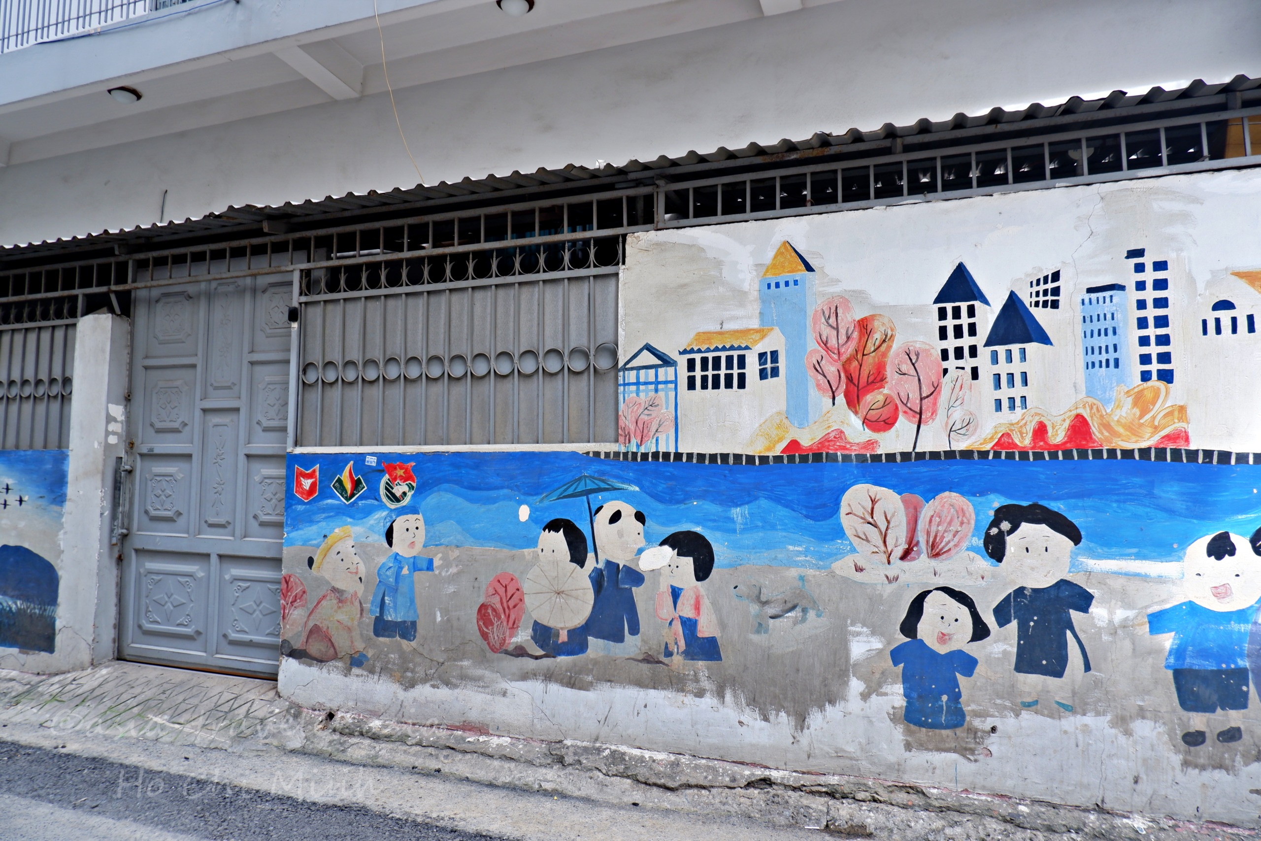 ホーチミン市街の壁に描かれた子どもたちのカラフルな壁画