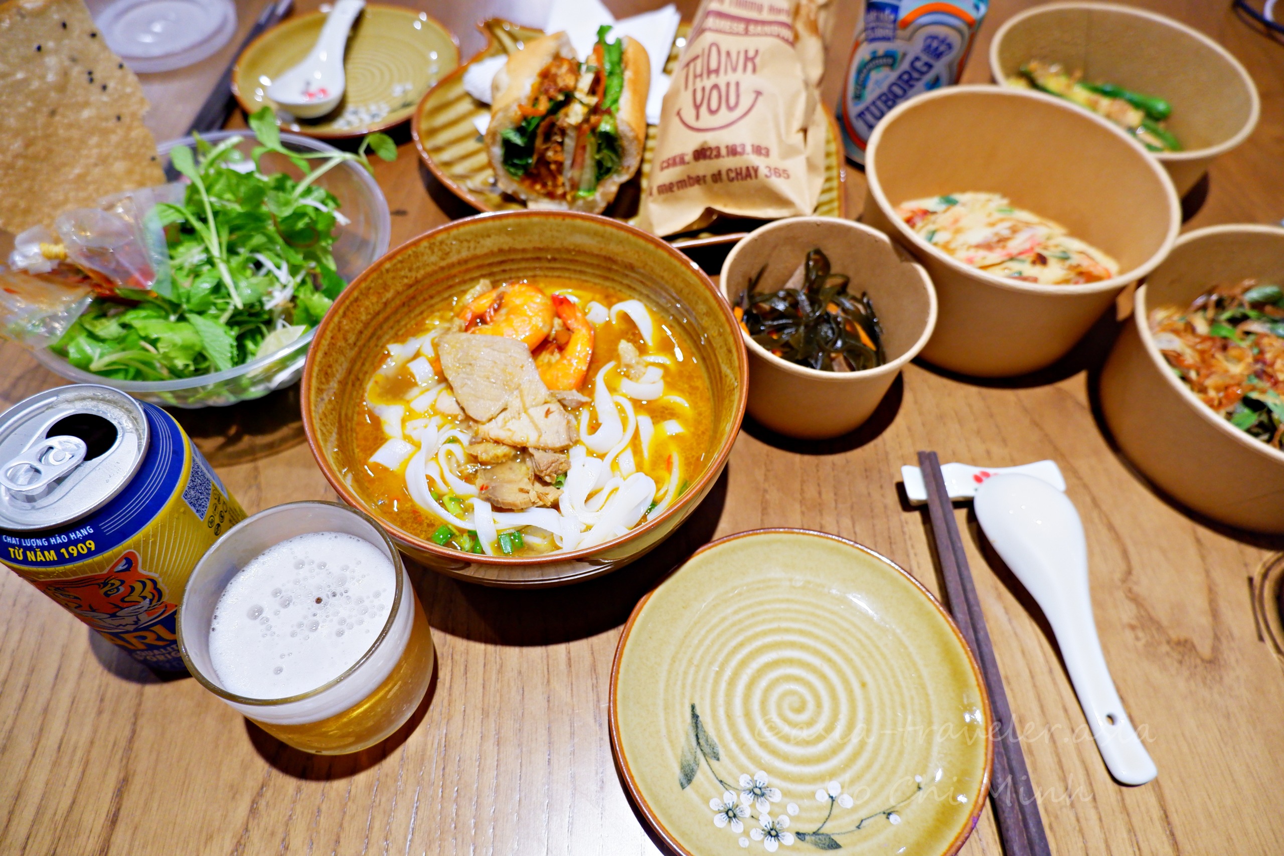 ホーチミンのテイクアウト、ミークアン・トム・ティットをホテルで実食