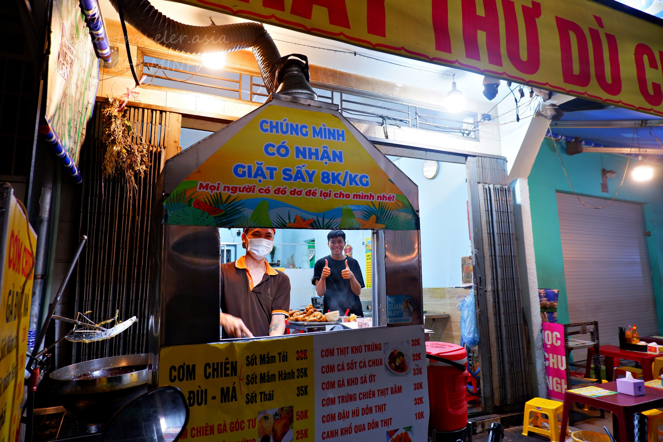 ホーチミンの路上で調理するコムチェン屋台スタッフ