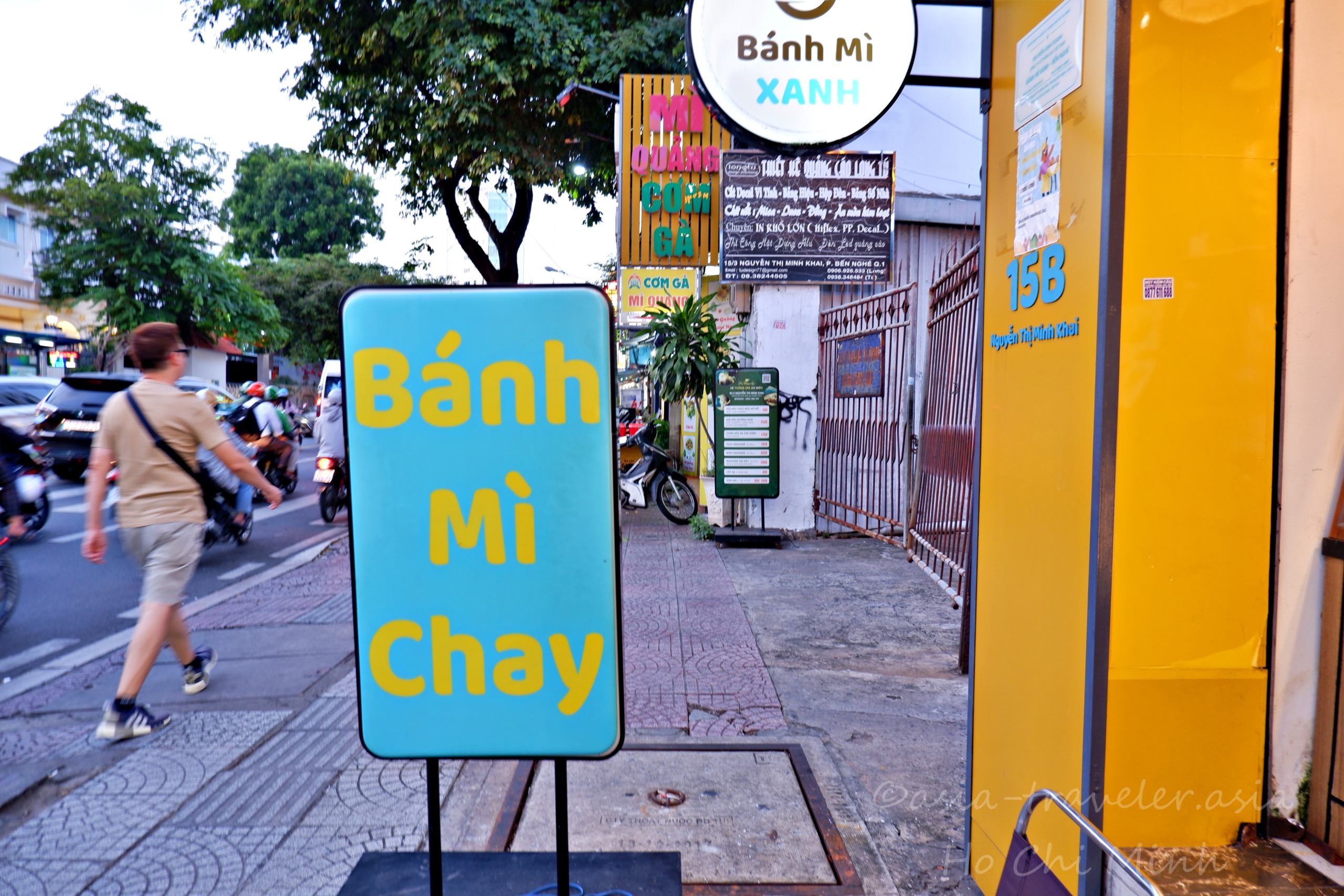 ホーチミンのBánh Mì XANHヴィーガン店の看板