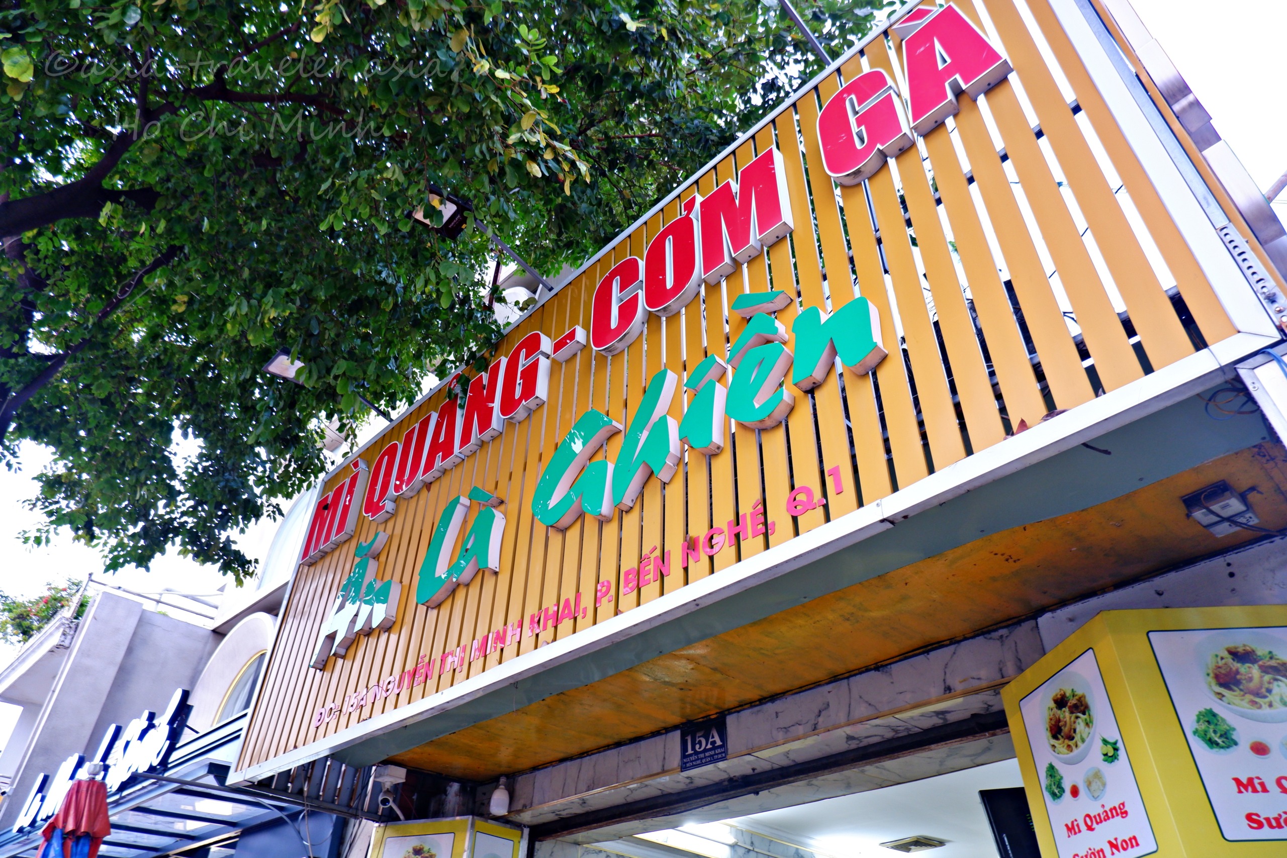 ホーチミン1区のミークアン食堂「Mi Quang An La Ghien」外観看板