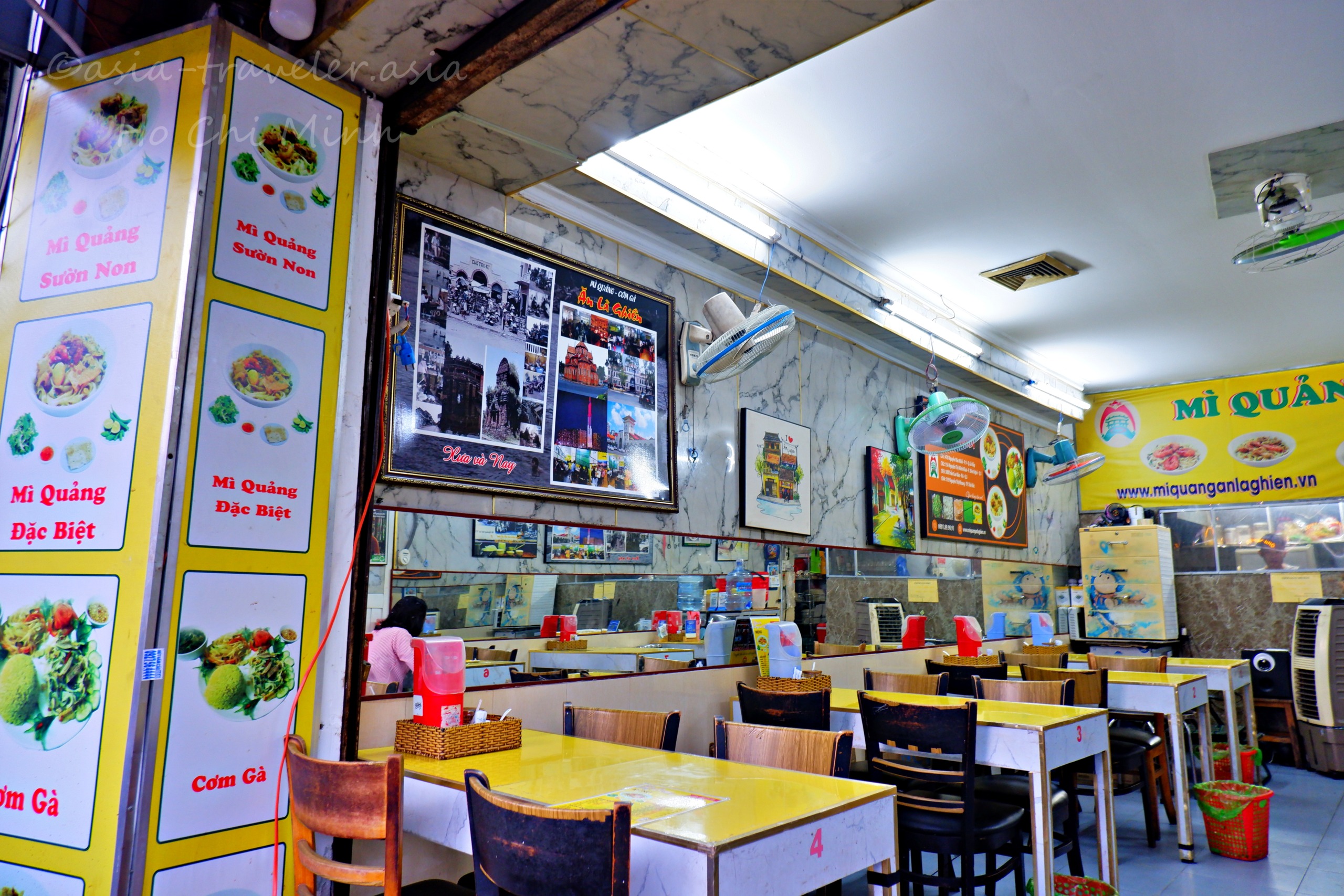 ホーチミンのミークアン専門店・明るい黄色の店内