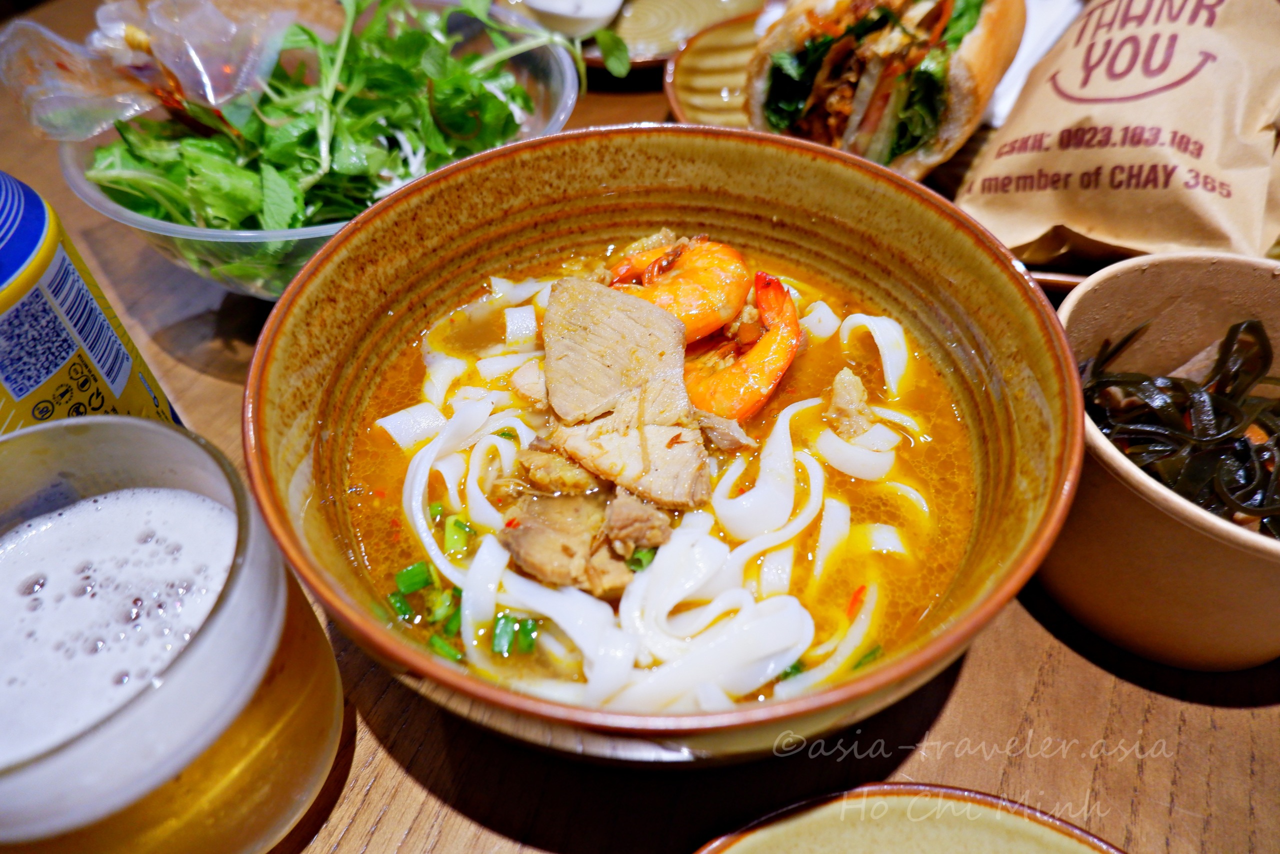 ホーチミンのミークアン・トム・ティット（エビと豚の米麺）