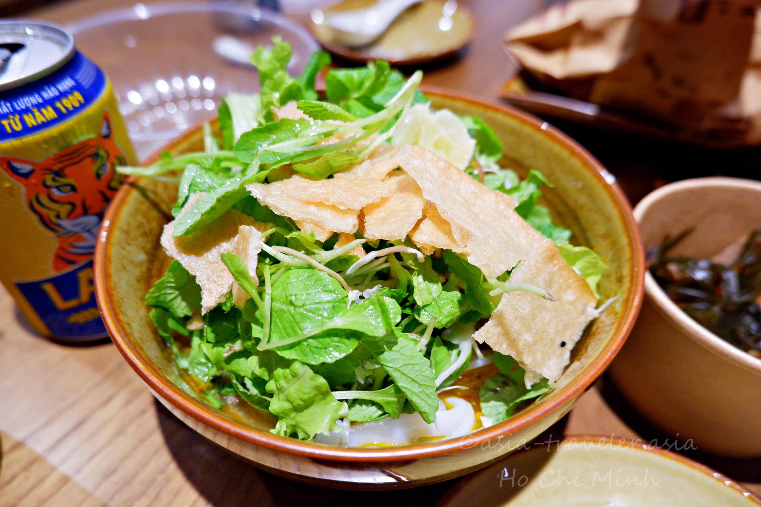 ホーチミンのミークアン・トム・ティットに添え野菜と揚げせんべいをトッピングした丼
