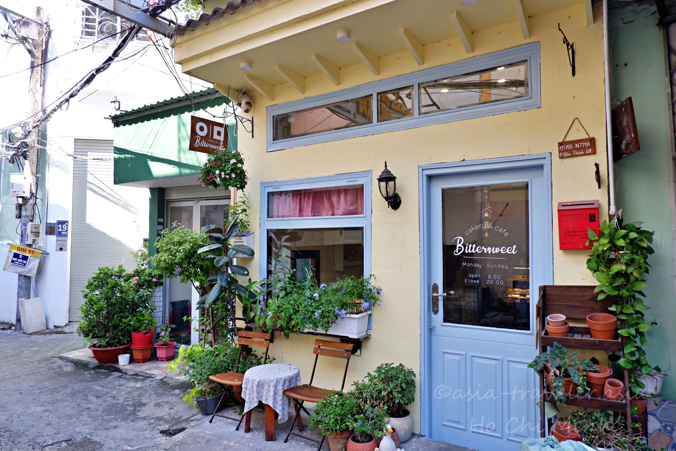 ホーチミン1区Bittersweet Caféの黄色い外観と植物が並ぶ入口