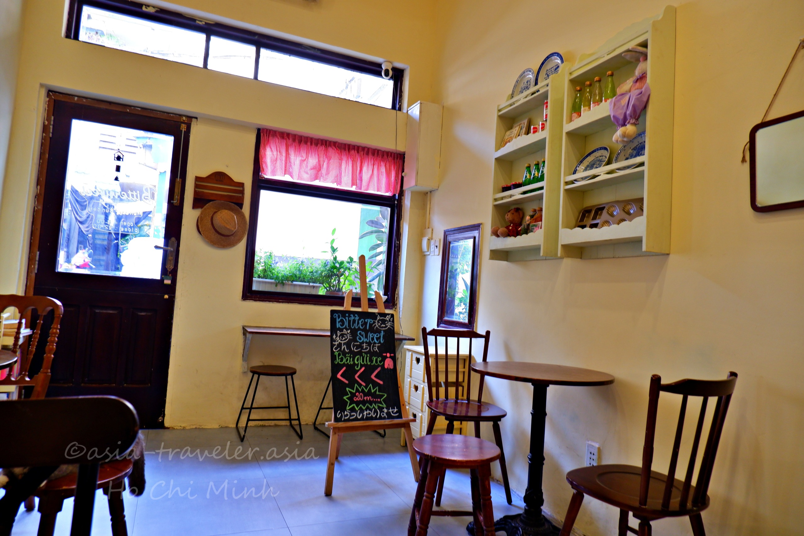 Bittersweet Cafeのレトロでこぢんまりした店内とウッドチェア