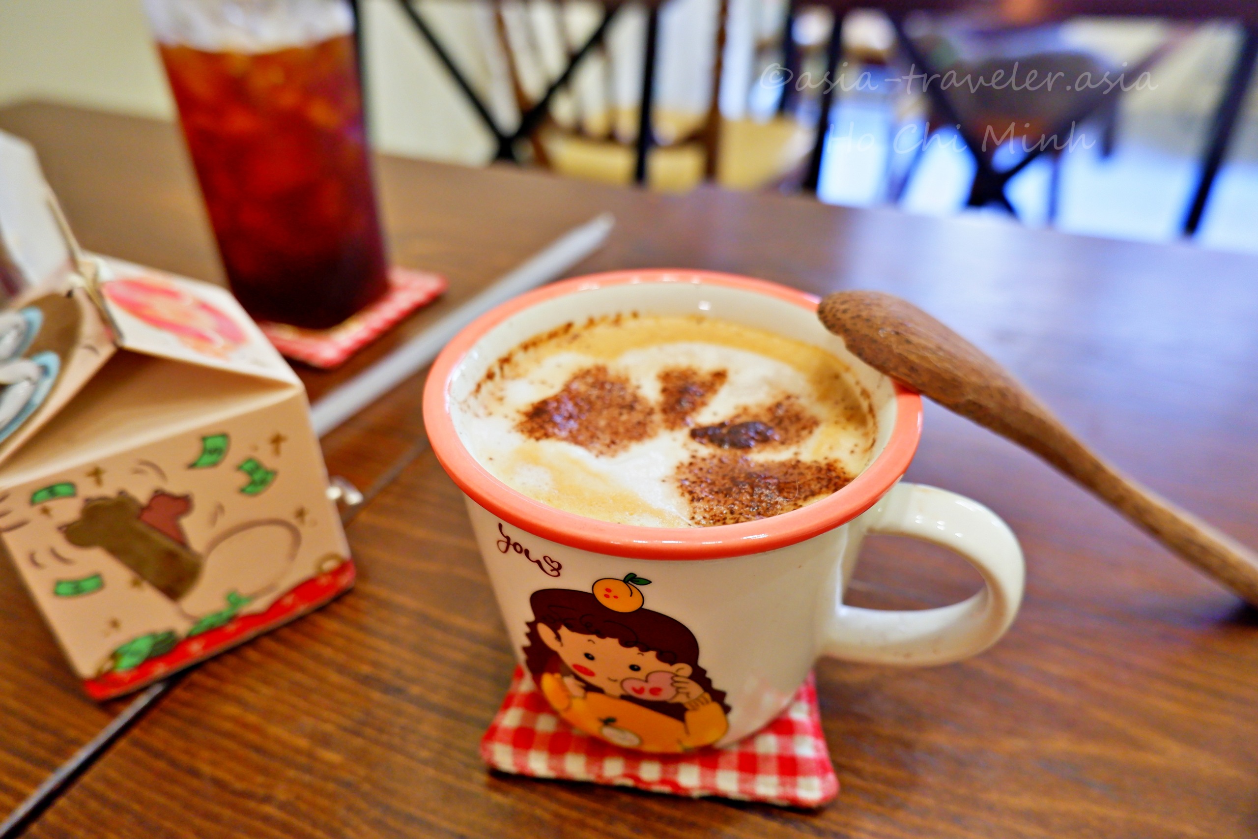 ホーチミンBittersweetの肉球ラテアートとキュートなマグカップ