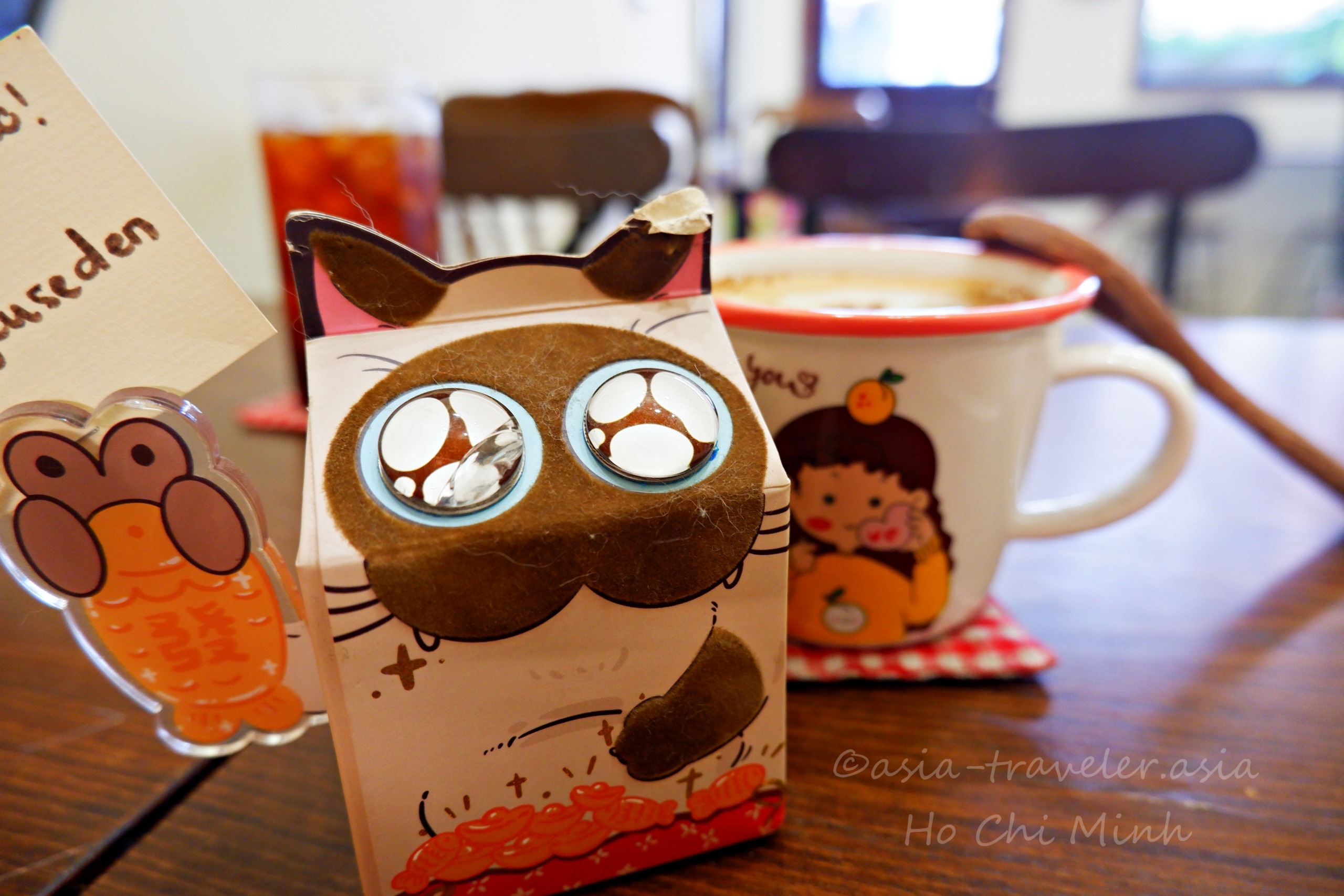 ホーチミンのカフェに置かれた猫モチーフの小物とラテ