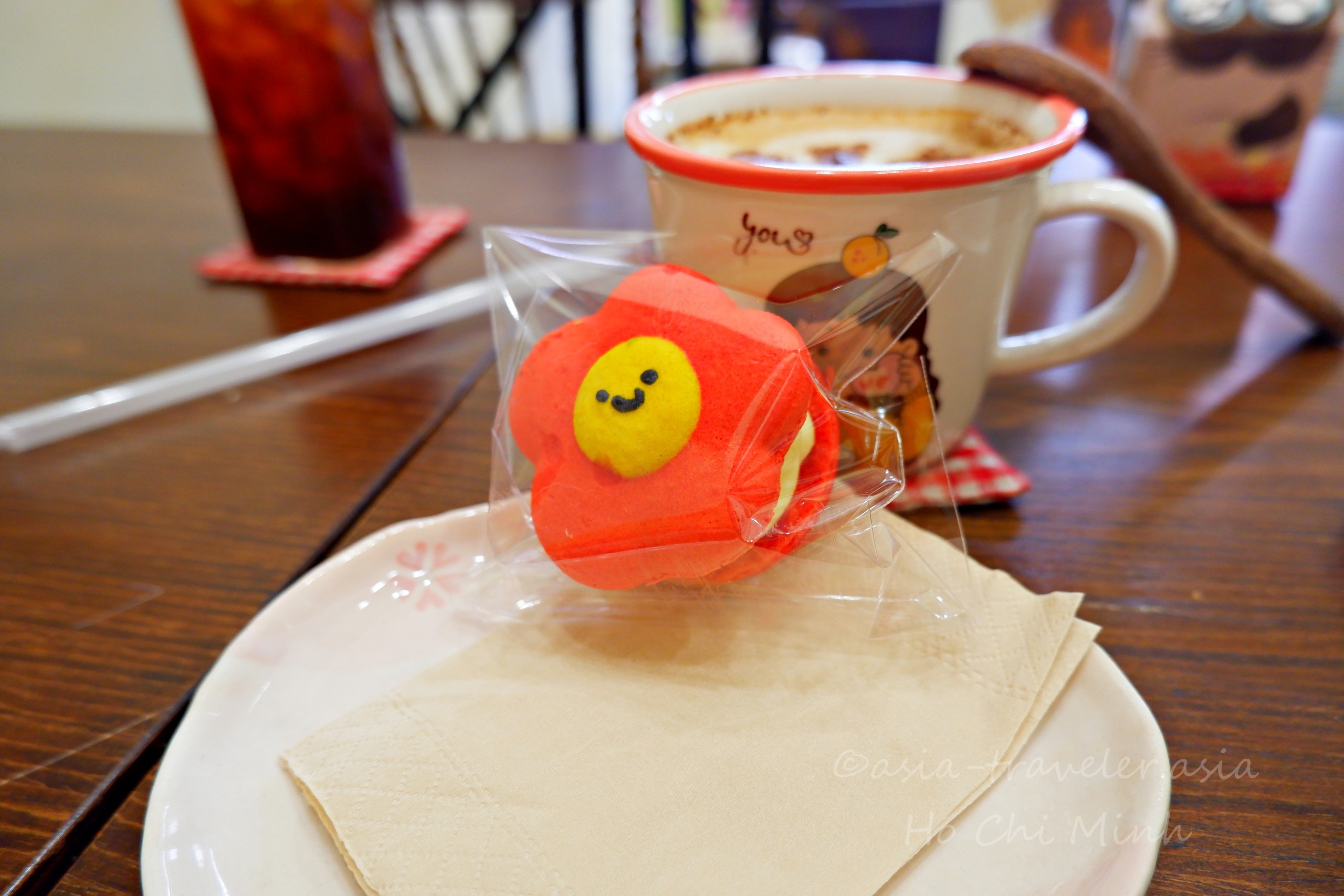 ホーチミンBittersweet Cafeの笑顔マカロンとラテ