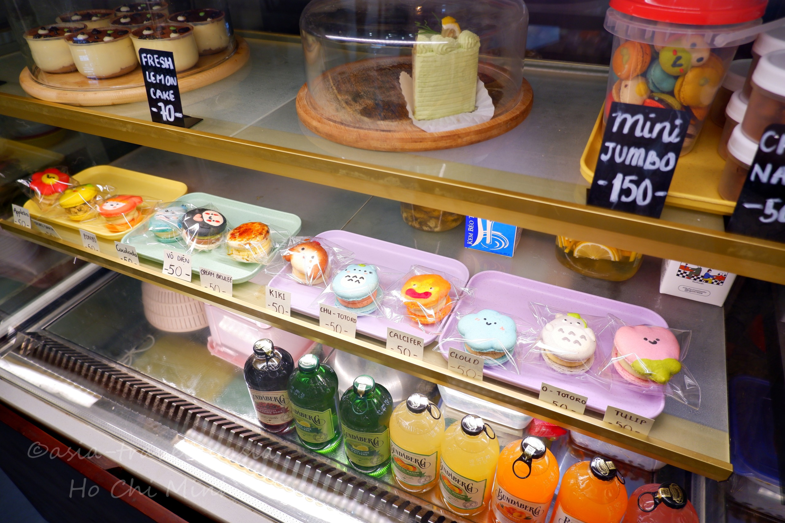 Bittersweet Cakeryのショーケースに並ぶトトロマカロンとケーキ