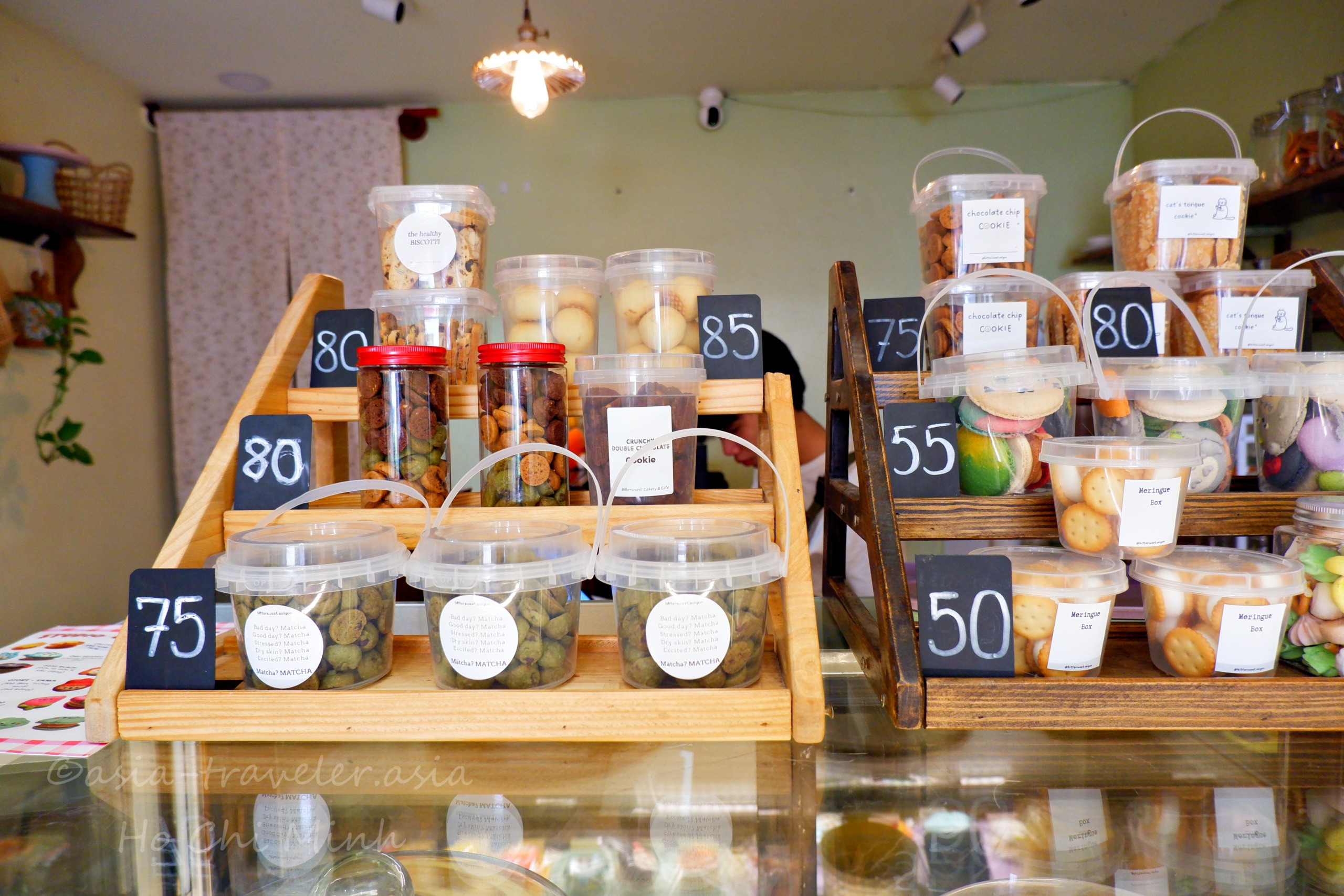 Bittersweet Cakeryの店頭に並ぶクッキーやスイーツの販売ディスプレイ