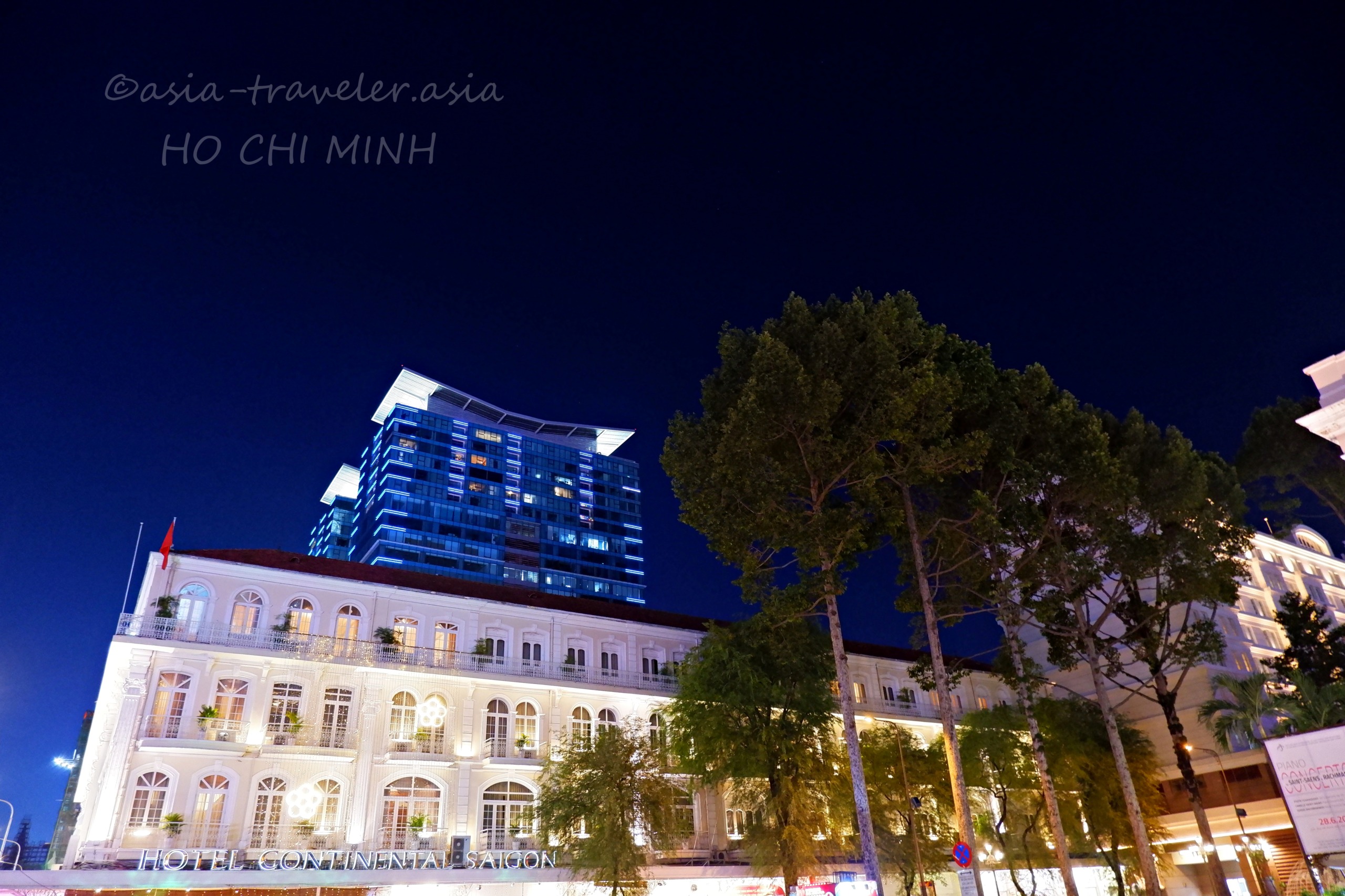 ライトアップされたホテル・コンチネンタルサイゴンの夜景
