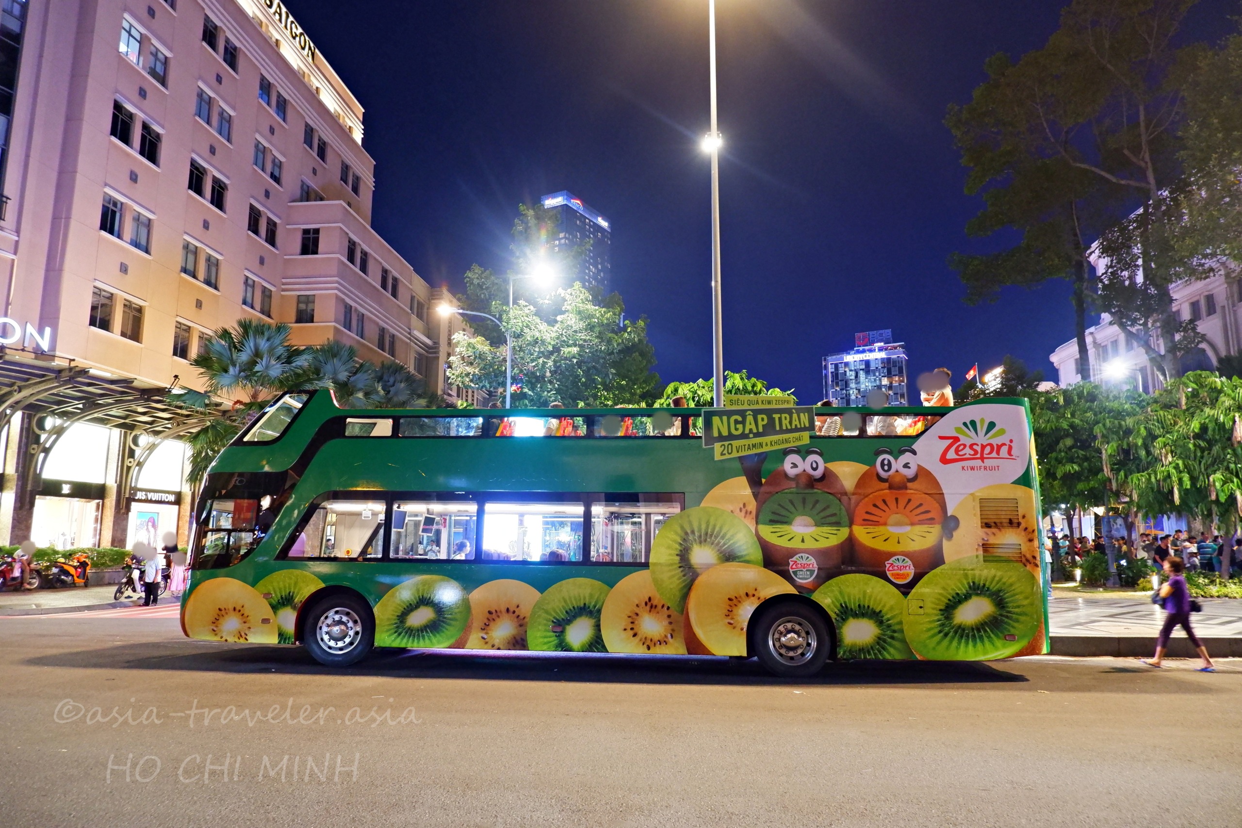 ホーチミン市内を走るZespriキウイラッピングの二階建てバス