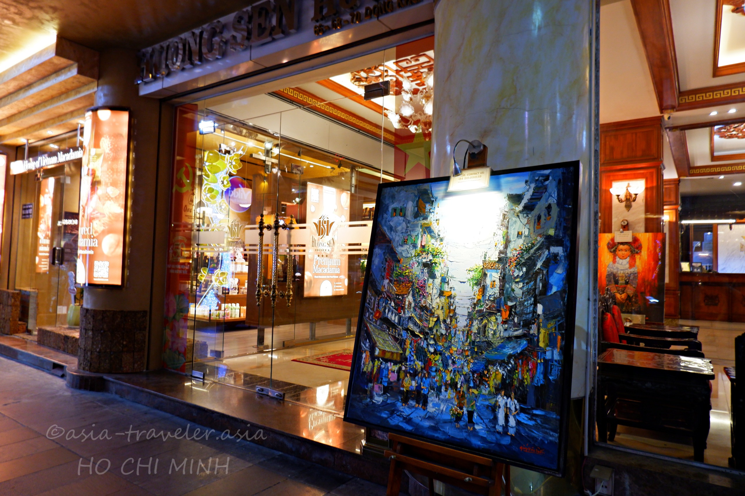 ホーチミン・ドンコイ通り沿いに飾られたベトナム絵画と夜の店舗