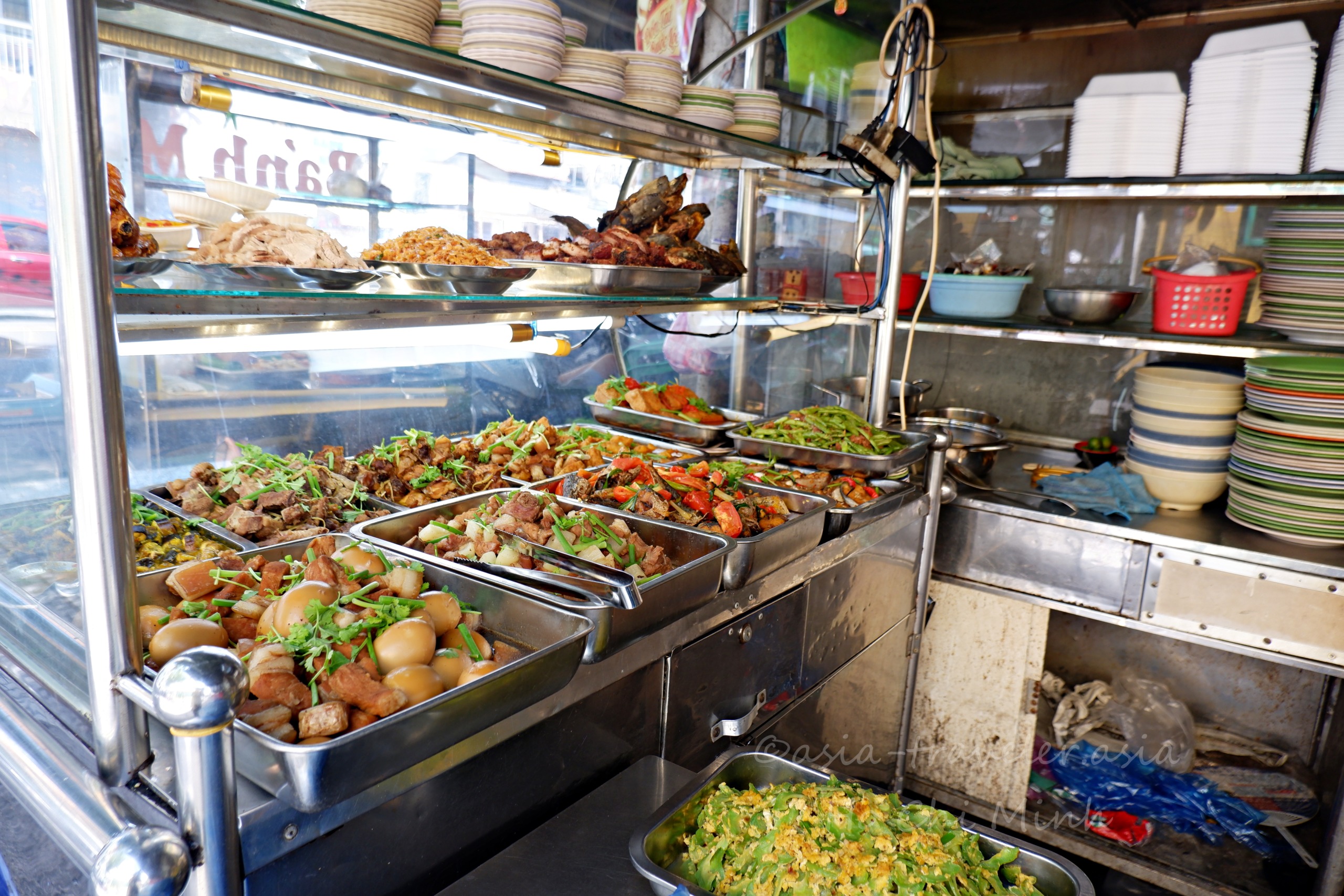 ホーチミンのローカル食堂に並ぶ総菜の陳列ケース