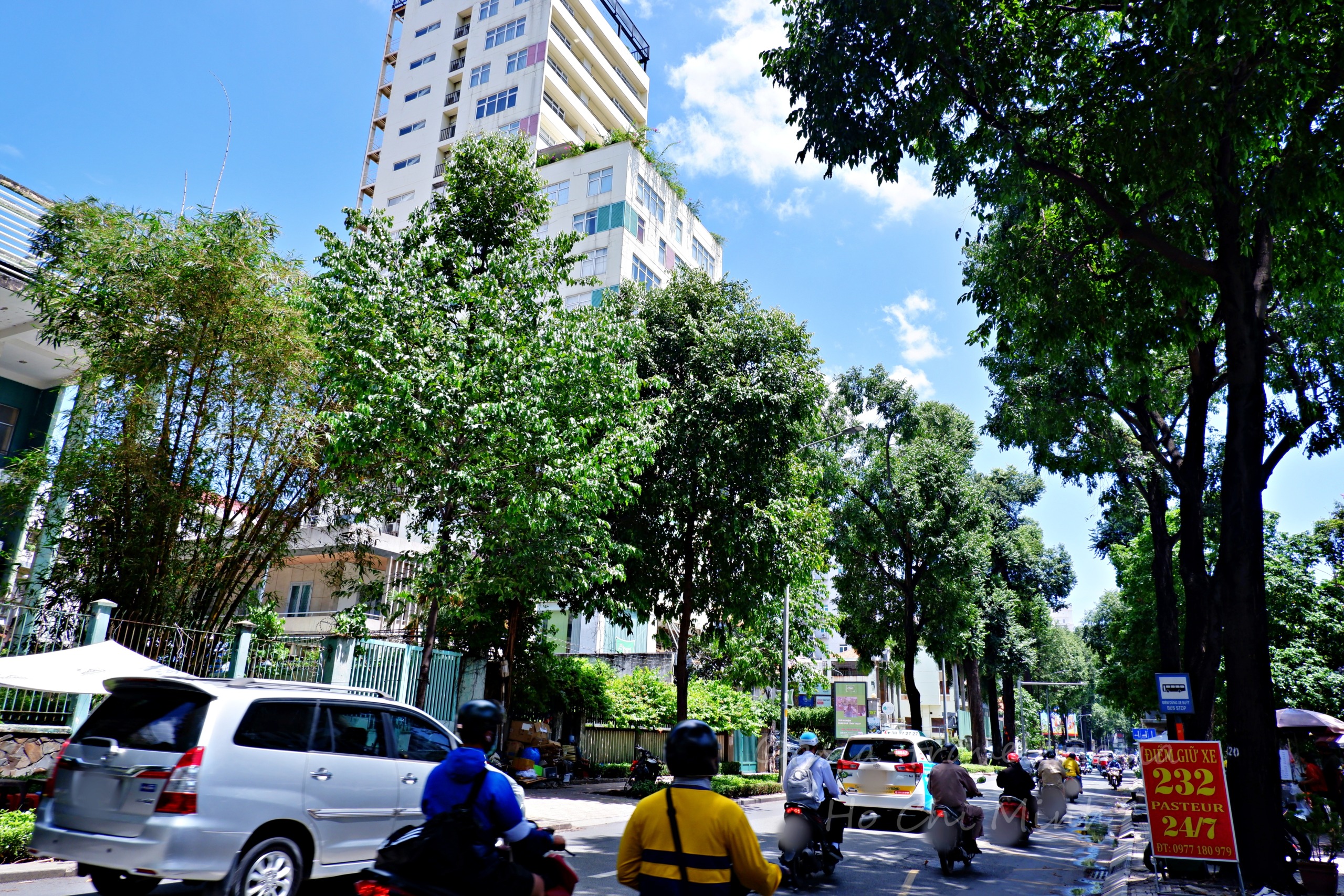 ホーチミン市内のパスツール通りを走るバイクと車の交通風景
