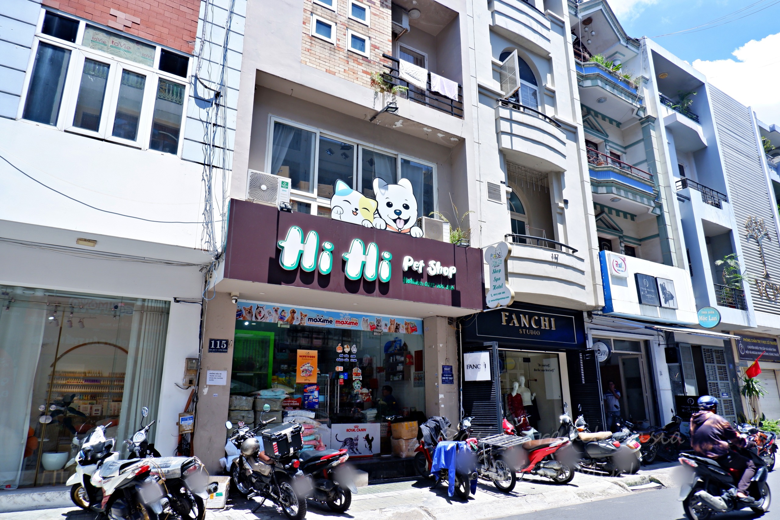 ホーチミン1区のHi Hi Pet Shopの外観とバイクが並ぶ通り